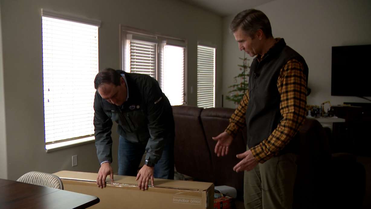 Marlow Springer shows KSL’s Matt Gephardt a soundbar system he purchased with a 100-day trial offer but couldn’t return.