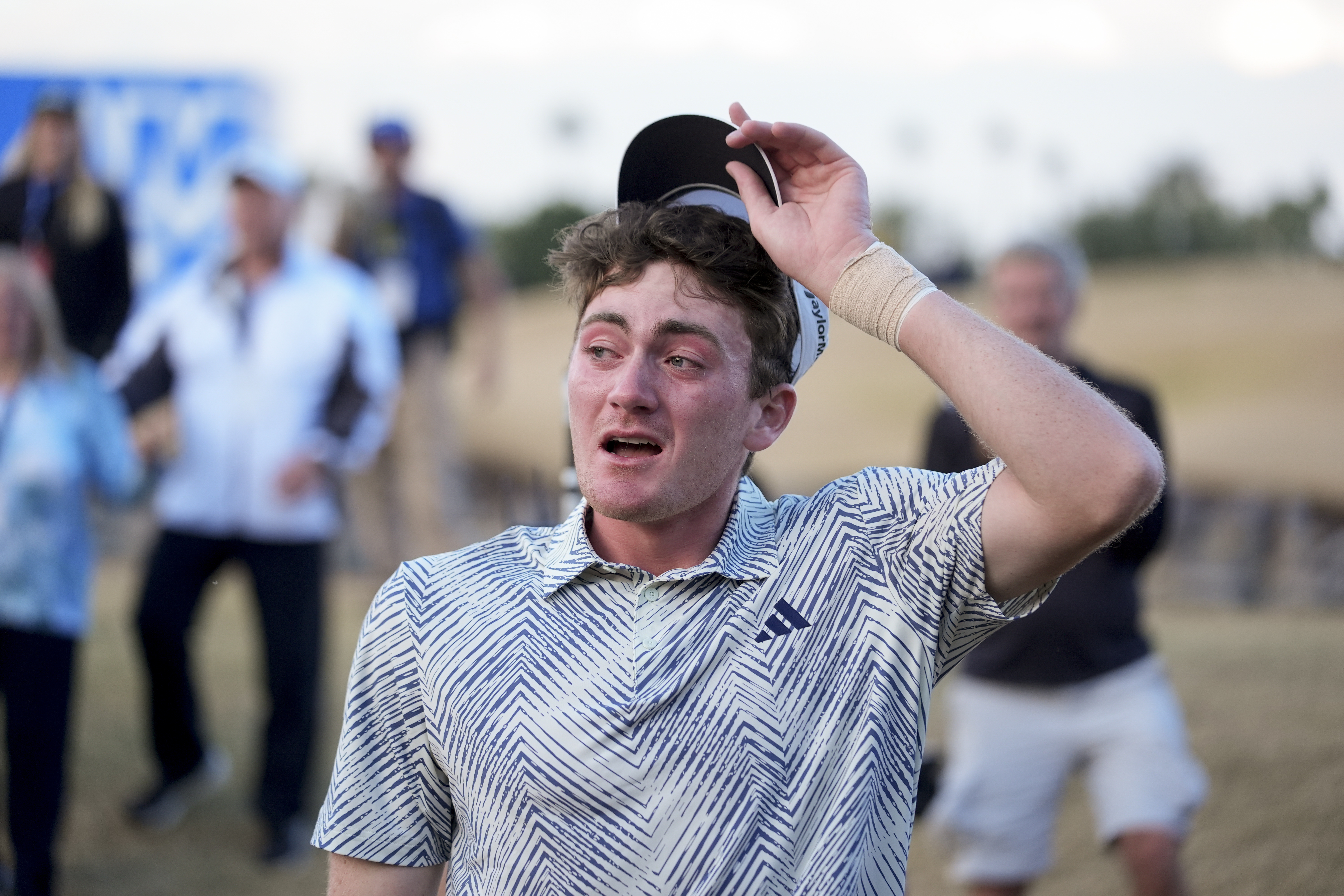 Nick Dunlap reacciona después de terminar en el hoyo 18 en la última ronda del torneo de golf The American Express, el domingo 21 de enero de 2024, en La Quinta, California. 