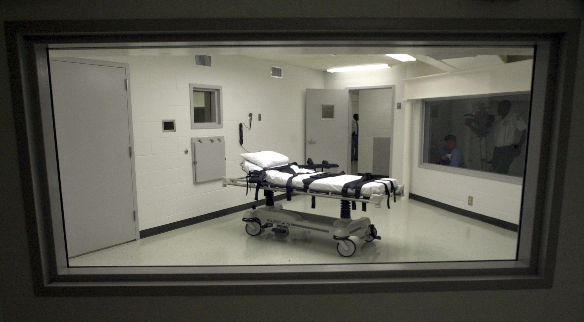Alabama executes a man with nitrogen gas, the first time the new method has been used