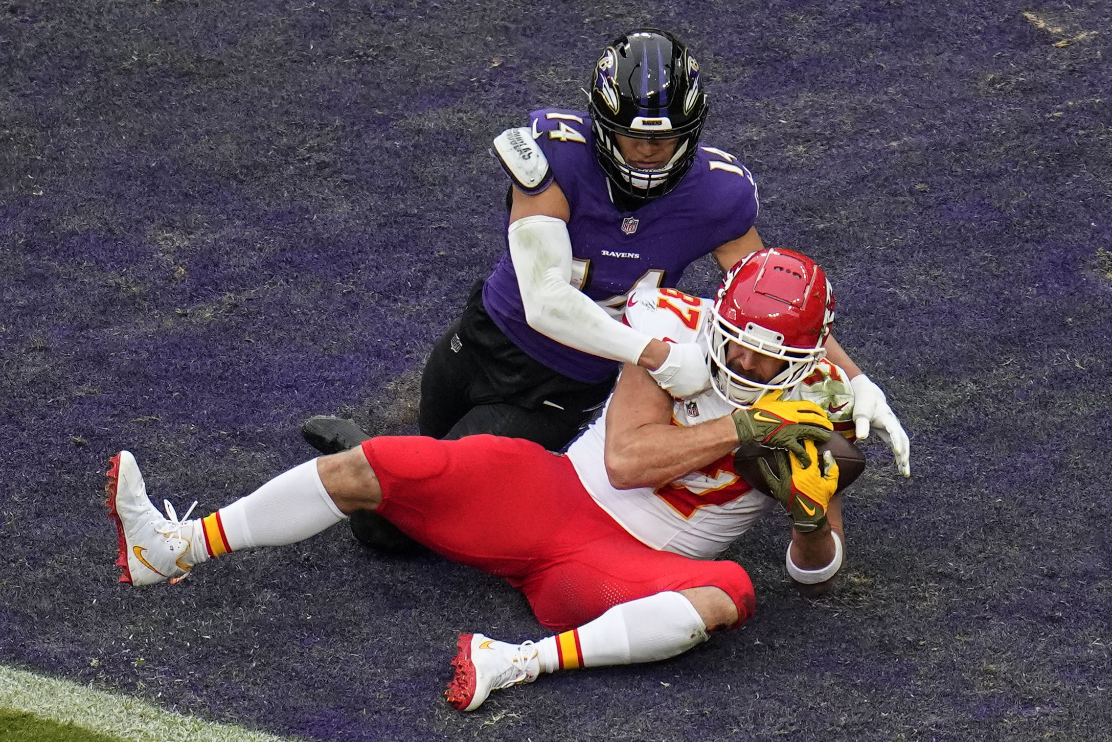 Kansas City Chiefs tight end Travis Kelce (87) makes a touchdown catch in the end zone against Baltimore Ravens safety Kyle Hamilton (14) during the first half of an AFC Championship NFL football game, Sunday, Jan. 28, 2024, in Baltimore. 