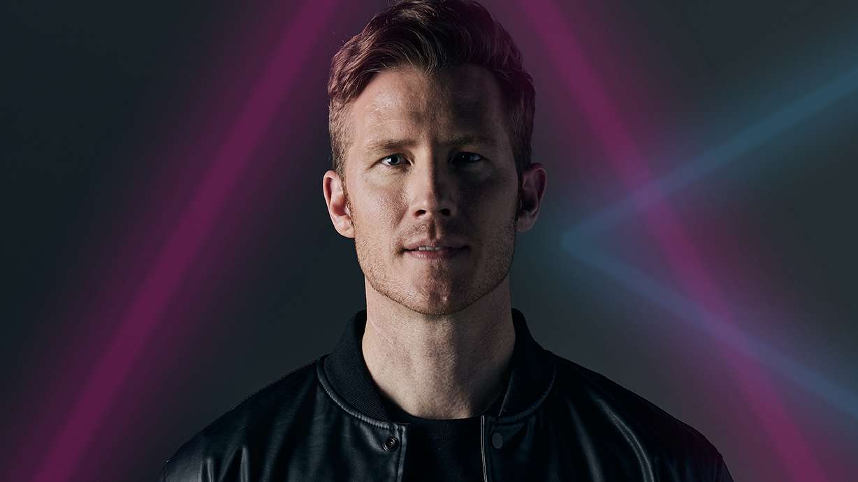 Casey Elliott will present Forever Valentine, an evening of classic love songs, this February 14 at Kingsbury Hall. Tickets are available now.