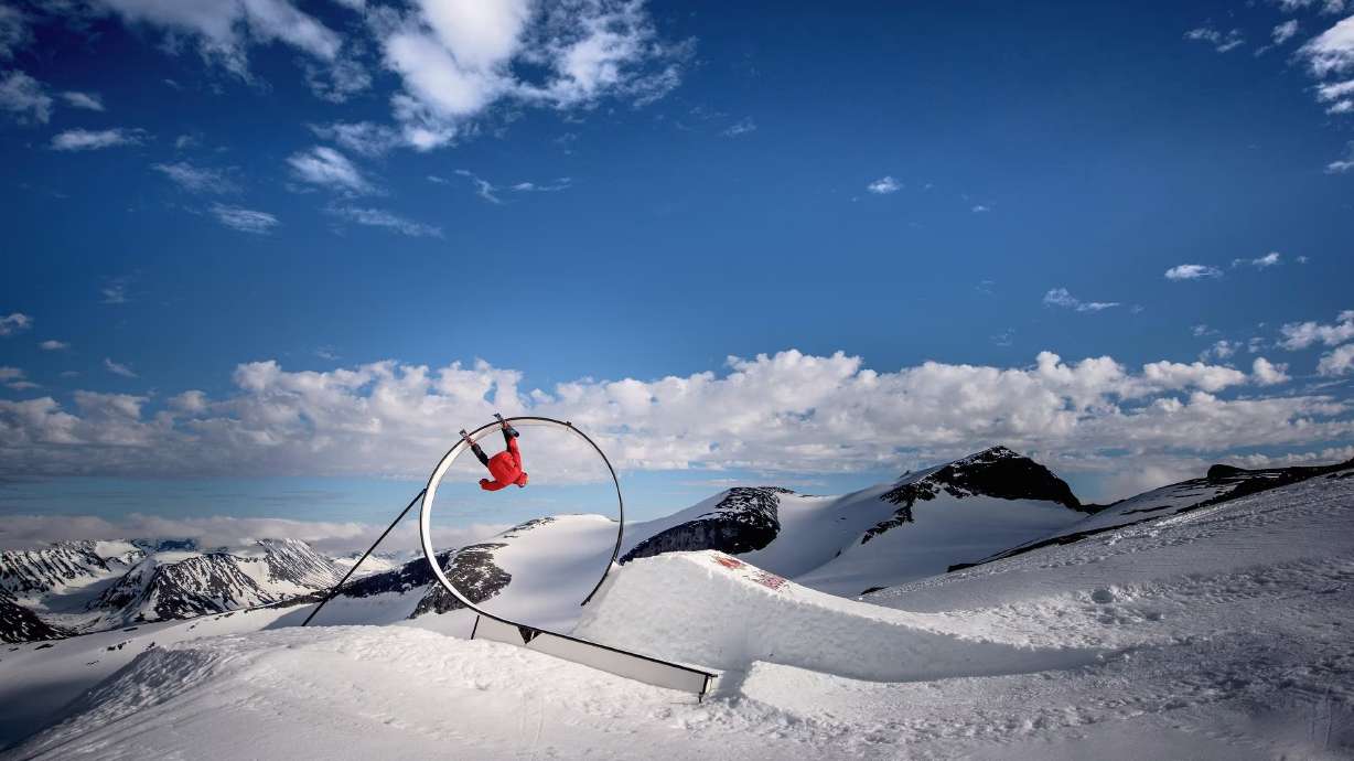 Jesper Tjäder performs on his loop from his Supervention II edit in 2016.