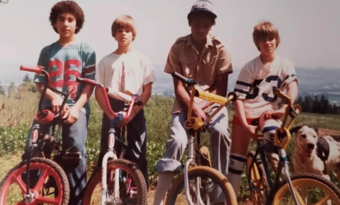 An image from "1980s Things Kids No Longer Do" shows pre-teens hanging out, sans smartphones, outdoors together.