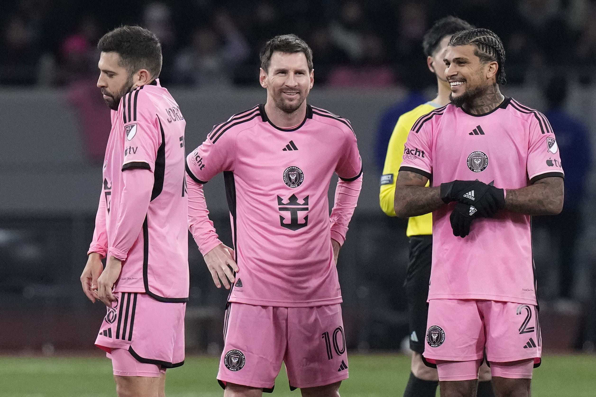 Lionel Messi (centro) del Inter Miami reacciona durante la definición por penales contra Vissel Kobe en un partido amistoso, el miércoles 7 de febrero de 2024, en Tokio. 