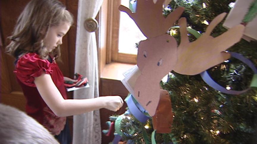 Children Help Decorate Governor's Christmas Tree