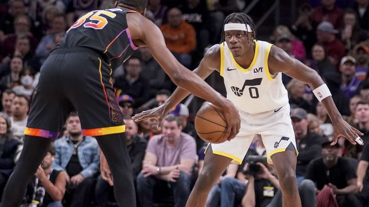 Utah Jazz's Taylor Hendricks (0) guards Phoenix Suns' Kevin Durant (35) during second half of an NBA basketball game in Phoenix, Thursday, Jan. 8, 2024.