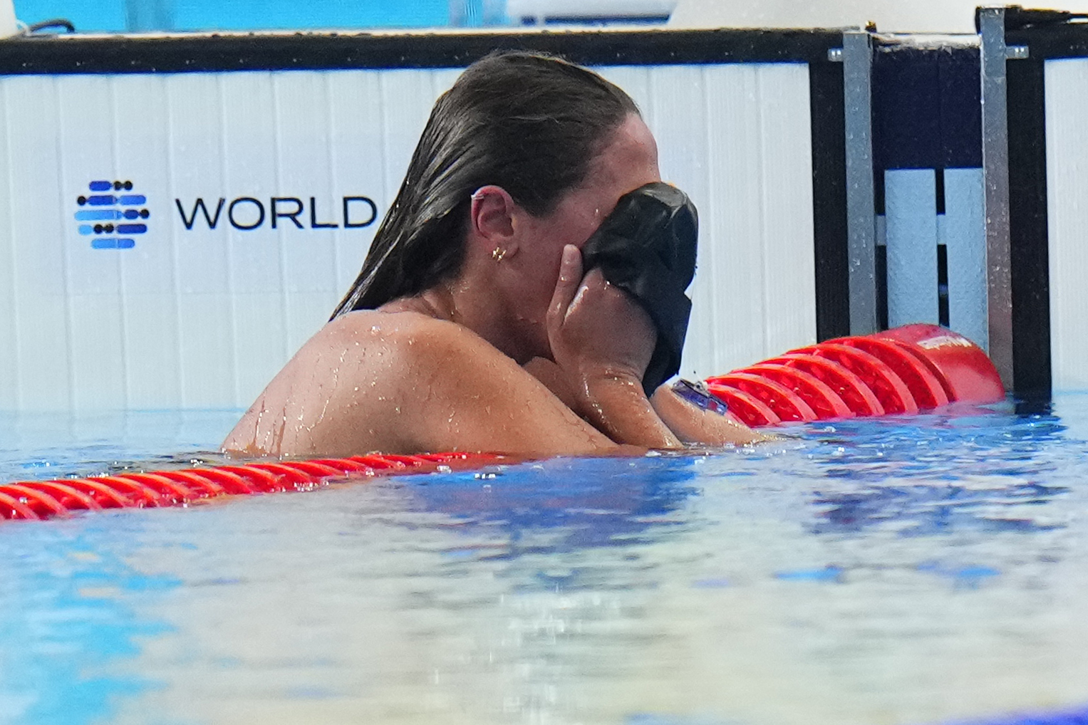 Simona Quadarella of Italy celebrates after winning the gold medal in the women's 1500-meter freestyle final at the World Aquatics Championships in Doha, Qatar, Tuesday, Feb. 13, 2024. 