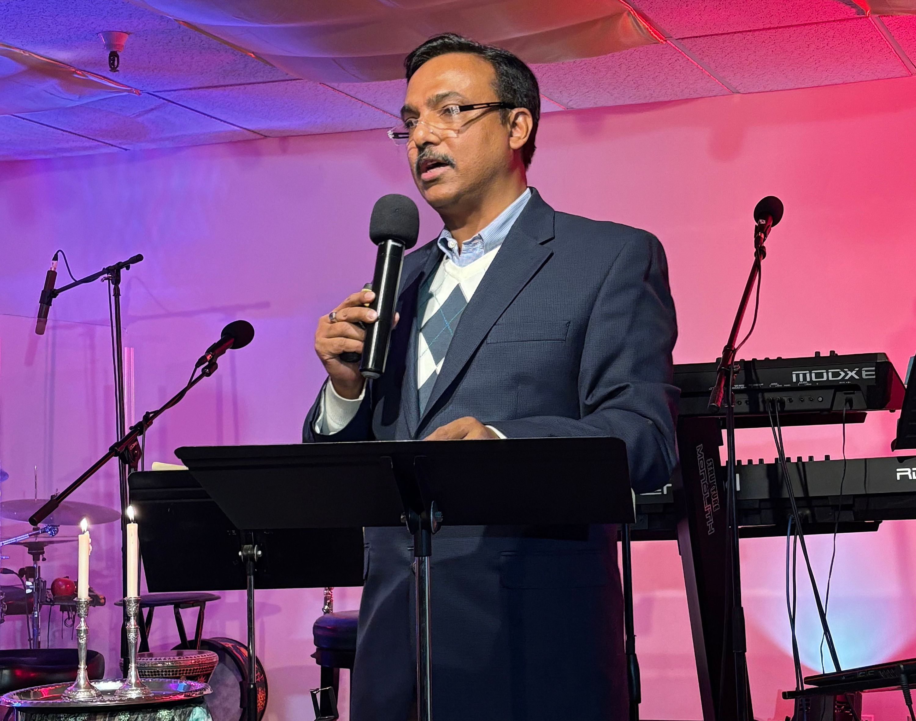The House of Prayers for All Peoples invited business professor Promothesh Chatterjee to give a lecture on Hindu teachings during the music-filled Kabbalat Shabbat service on Feb. 9.