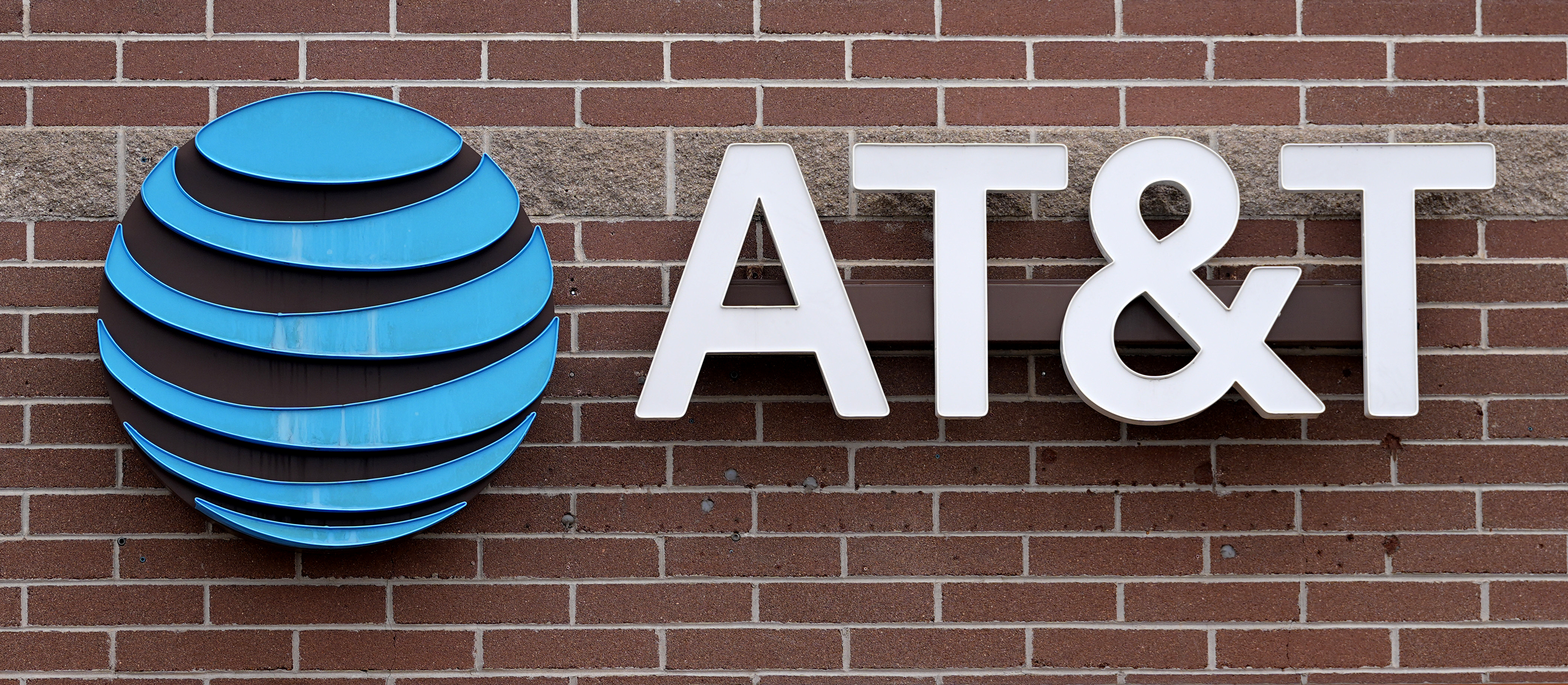 AT&T says it will give affected customers $5 each to compensate for last week's cellphone network outage that left many without service for hours.