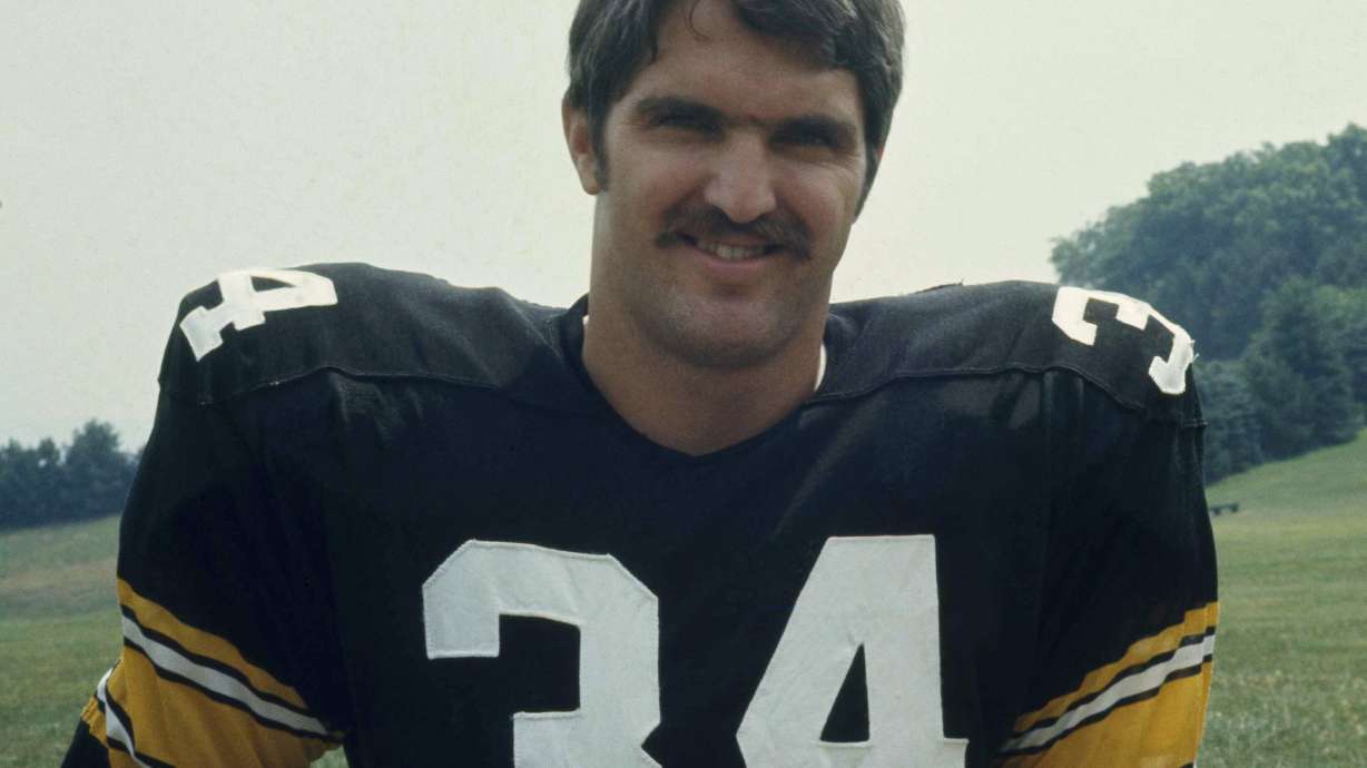 FILE-Pittsburgh Steelers Andy Russell (34) is shown in 1975. The Steelers announced Saturday, March 2, 2024 that Russell, a seven-time Pro Bowler and two-time Super Bowl winner during his 12-year career, has died at 82.