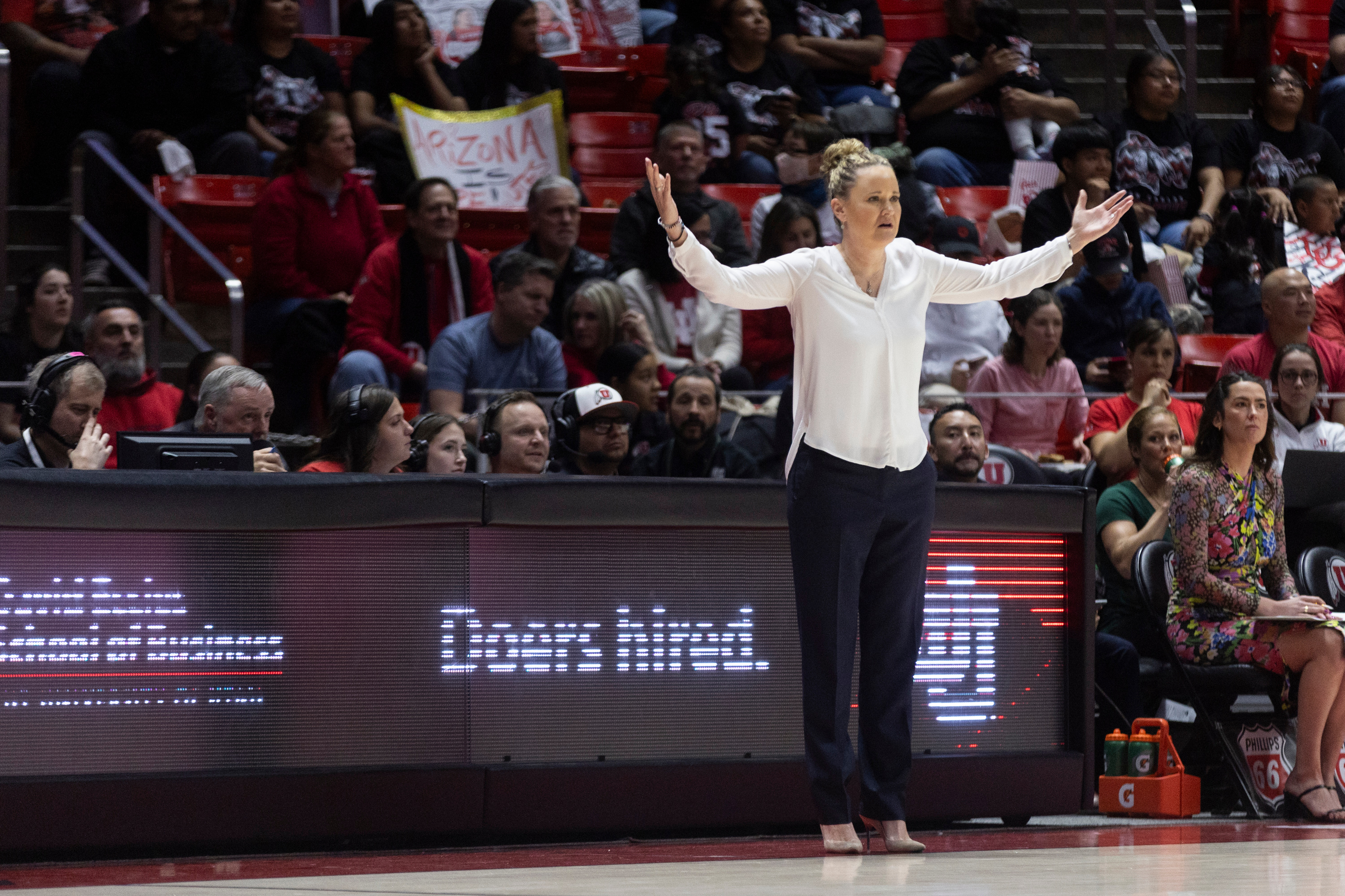 Utah women's coach Lynne Roberts accepts head coaching job for LA Sparks