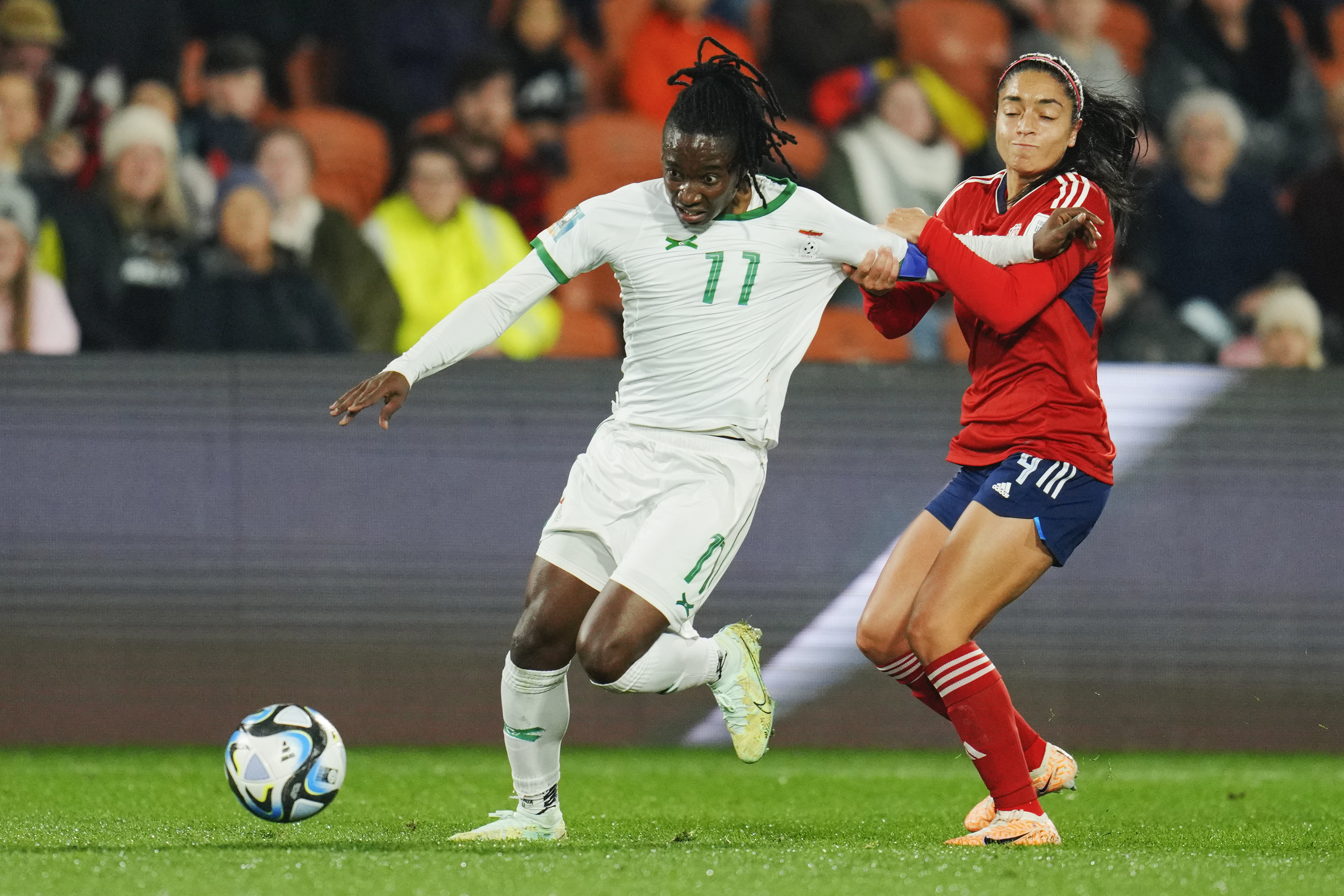 FILE -Costa Rica's Mariana Benavides, right, grabs the arm of Zambia's Barbra Banda as they compete for the ball during the Women's World Cup Group C soccer match between Costa Rica and Zambia in Hamilton, New Zealand, Monday, July 31, 2023. The Orlando Pride of the National Women's Soccer League have acquired Zambian forward Barbra Banda for a club record transfer fee, the team announced Thursday night, March 7, 2024.