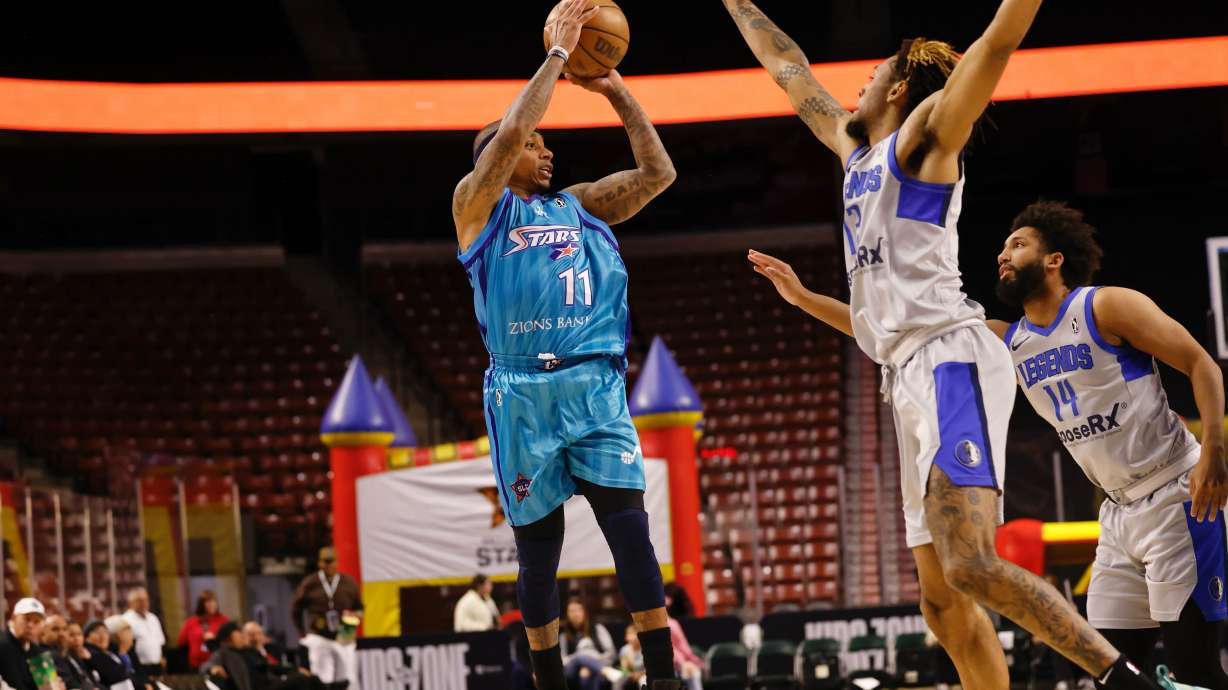 Isaiah Thomas shoots the ball in his Salt Lake City Stars debut Thursday.