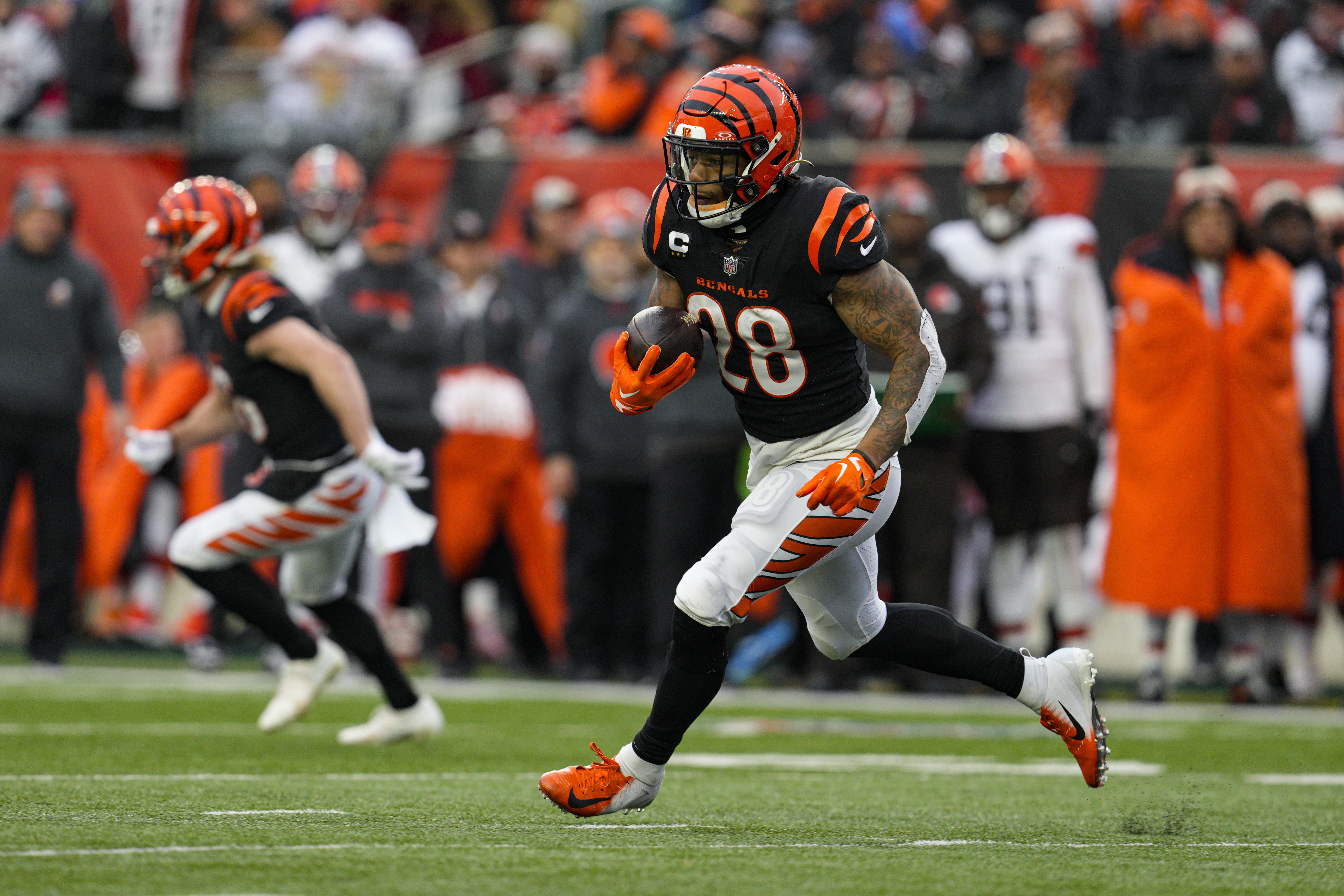 FILE - Cincinnati Bengals running back Joe Mixon (28) runs against the Cleveland Browns in the second half of an NFL football game in Cincinnati, Sunday, Jan. 7, 2024. The Houston Texans are acquiring running back Joe Mixon from the Cincinnati Bengals, a person familiar with the deal told The Associated Press on Tuesday, March 12, 2024.