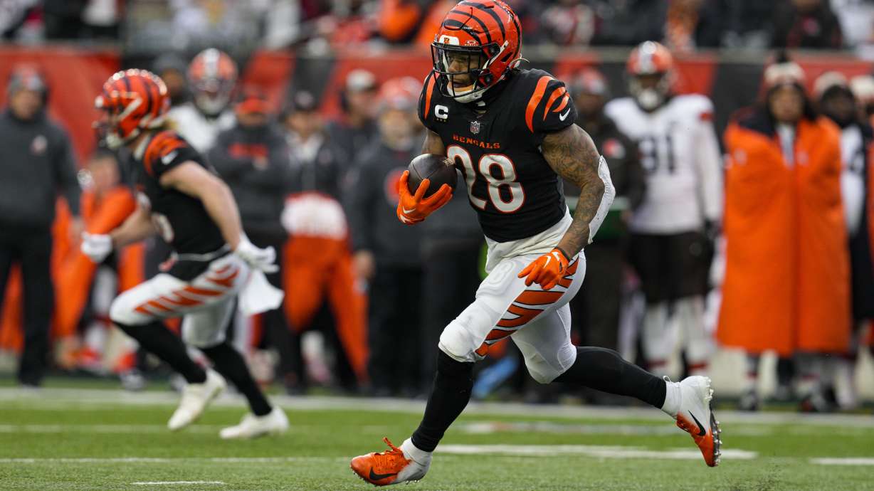 FILE - Cincinnati Bengals running back Joe Mixon (28) runs against the Cleveland Browns in the second half of an NFL football game in Cincinnati, Sunday, Jan. 7, 2024. The Houston Texans are acquiring running back Joe Mixon from the Cincinnati Bengals, a person familiar with the deal told The Associated Press on Tuesday, March 12, 2024.