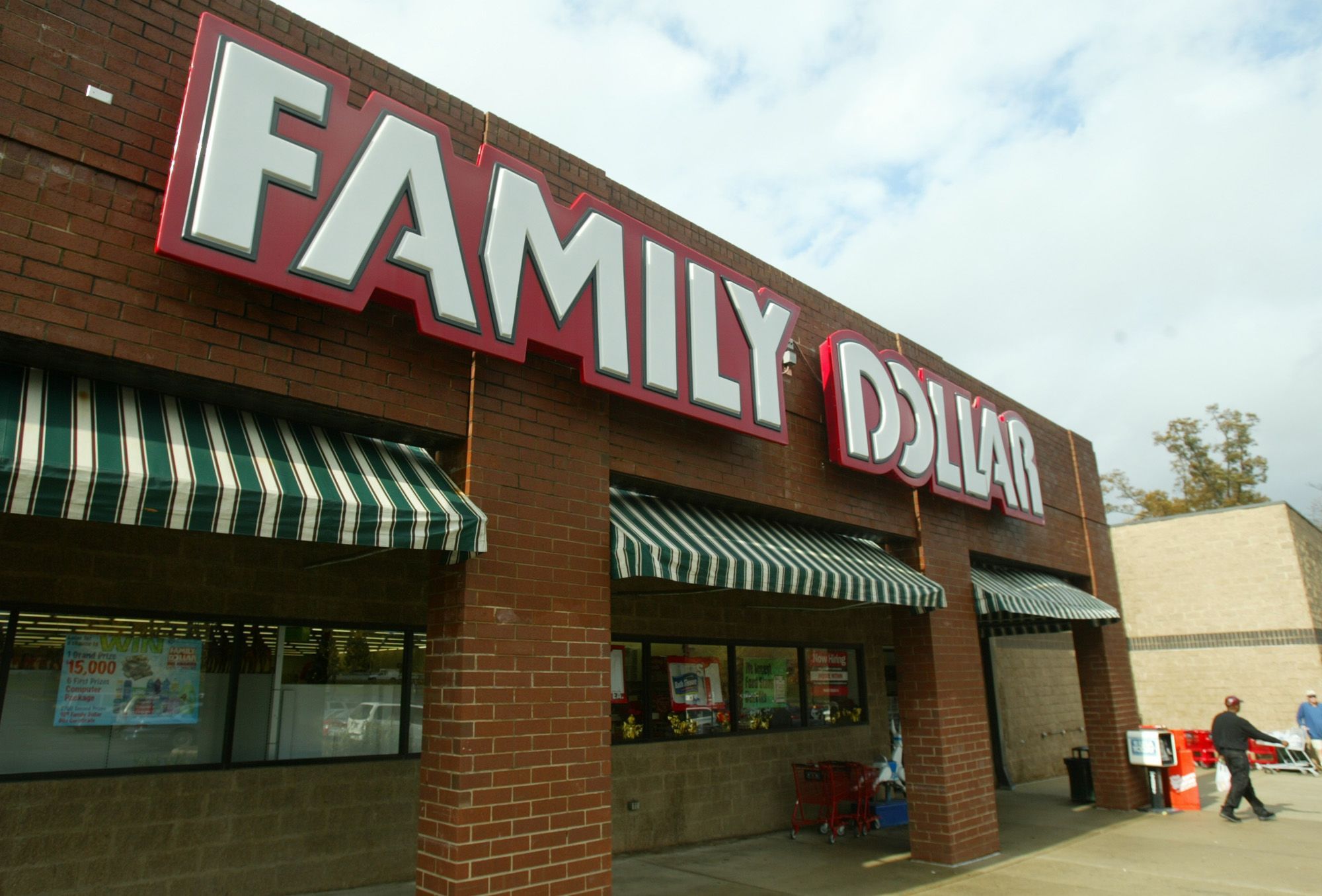 Family Dollar, the struggling discount chain that caters to low-income customers predominantly in cities, said Wednesday it will close nearly 1,000 stores.
