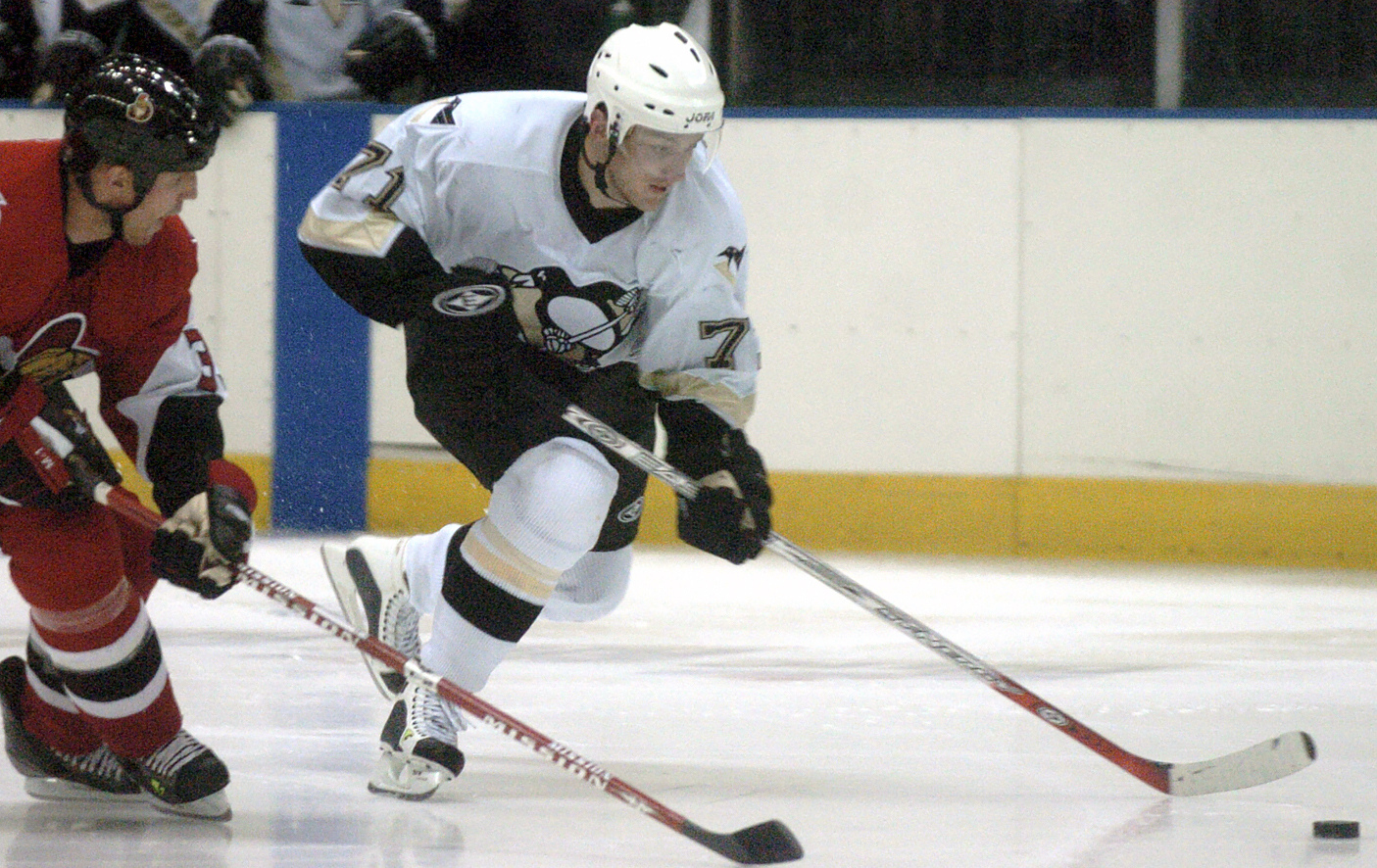 FILE - Ottawa Senator's Lance Ward, left, chases Pittsburgh Penguins' Konstantin Koltsov in the second period of a preseason hockey game at the Broome County Veterans Memorial Arena in Binghamton, N.Y., Sept. 23, 2005. Retired Belarusian hockey player-turned-coach Konstantin Koltsov has died. He was 42. Miami-Dade Police detective Argemis Colome confirmed Koltsov's death in a statement sent to The Associated Press Tuesday, March 19, 2024.