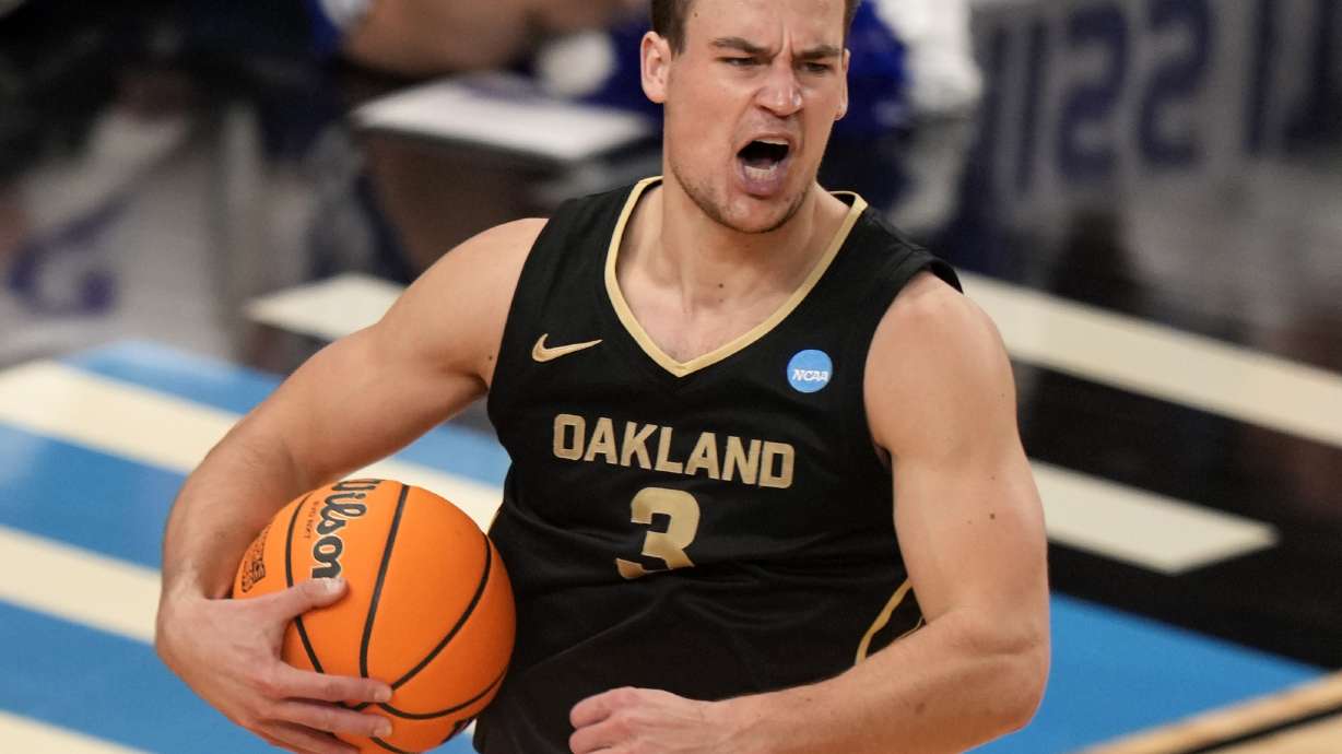 Oakland's Jack Gohlke celebrates as time runs out in the team's college basketball game against Kentucky in the first round of the men's NCAA Tournament in Pittsburgh, Thursday, March 21, 2024. Oakland won 80-76.