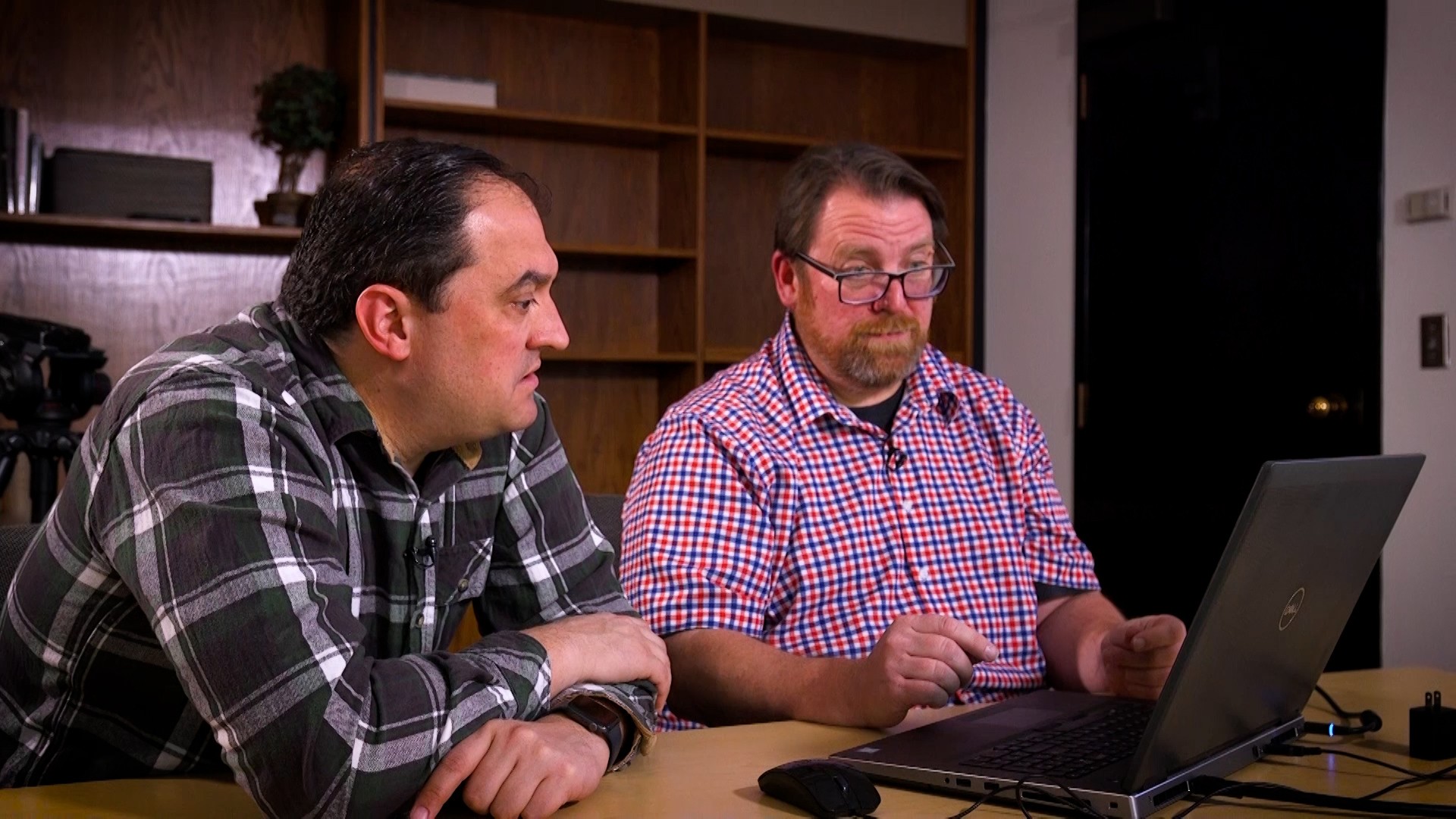 KSL producer Sloan Schrage shows KSL’s Matt Gephardt that it can take just seconds for scammers to create an obituary using free artificial intelligence tools.