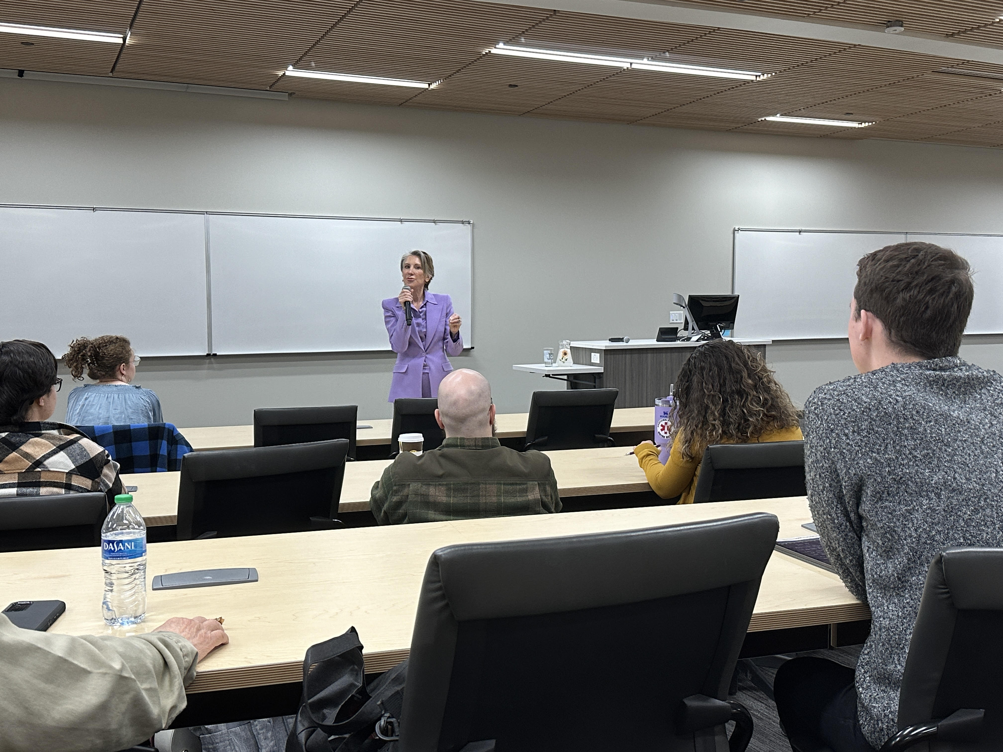 Leaders advocate for change instead of 'color inside the lines,' former HP boss says