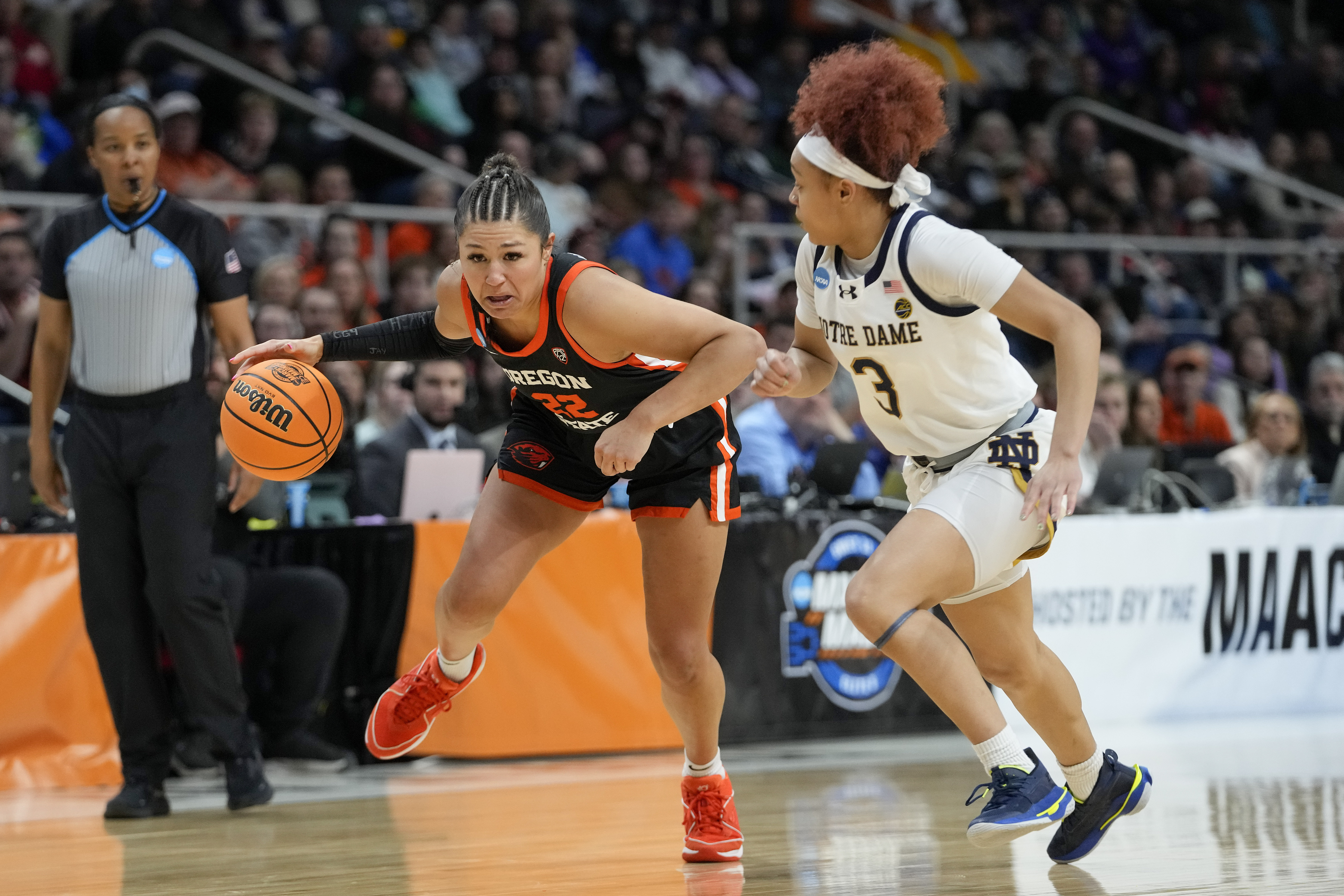 Oregon State guard Talia von Oelhoffen (22) drives against Notre Dame guard Hannah Hidalgo (3) during the second quarter of a Sweet Sixteen round college basketball game during the NCAA Tournament, Friday, March 29, 2024, in Albany, N.Y. 