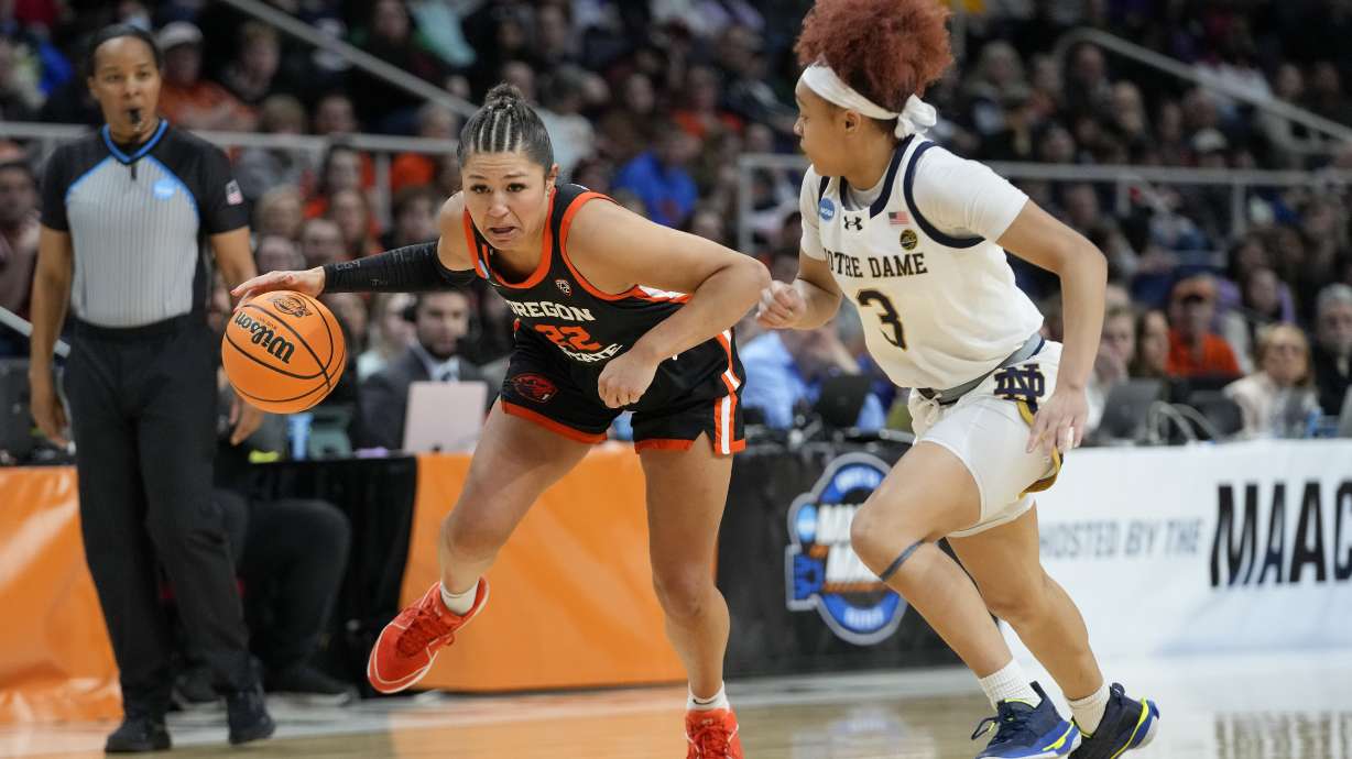 Oregon State guard Talia von Oelhoffen (22) drives against Notre Dame guard Hannah Hidalgo (3) during the second quarter of a Sweet Sixteen round college basketball game during the NCAA Tournament, Friday, March 29, 2024, in Albany, N.Y.