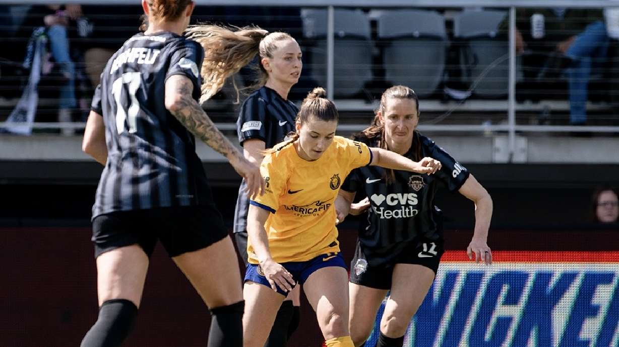 Ally Sentnor dribbles between Washington Spirit players.