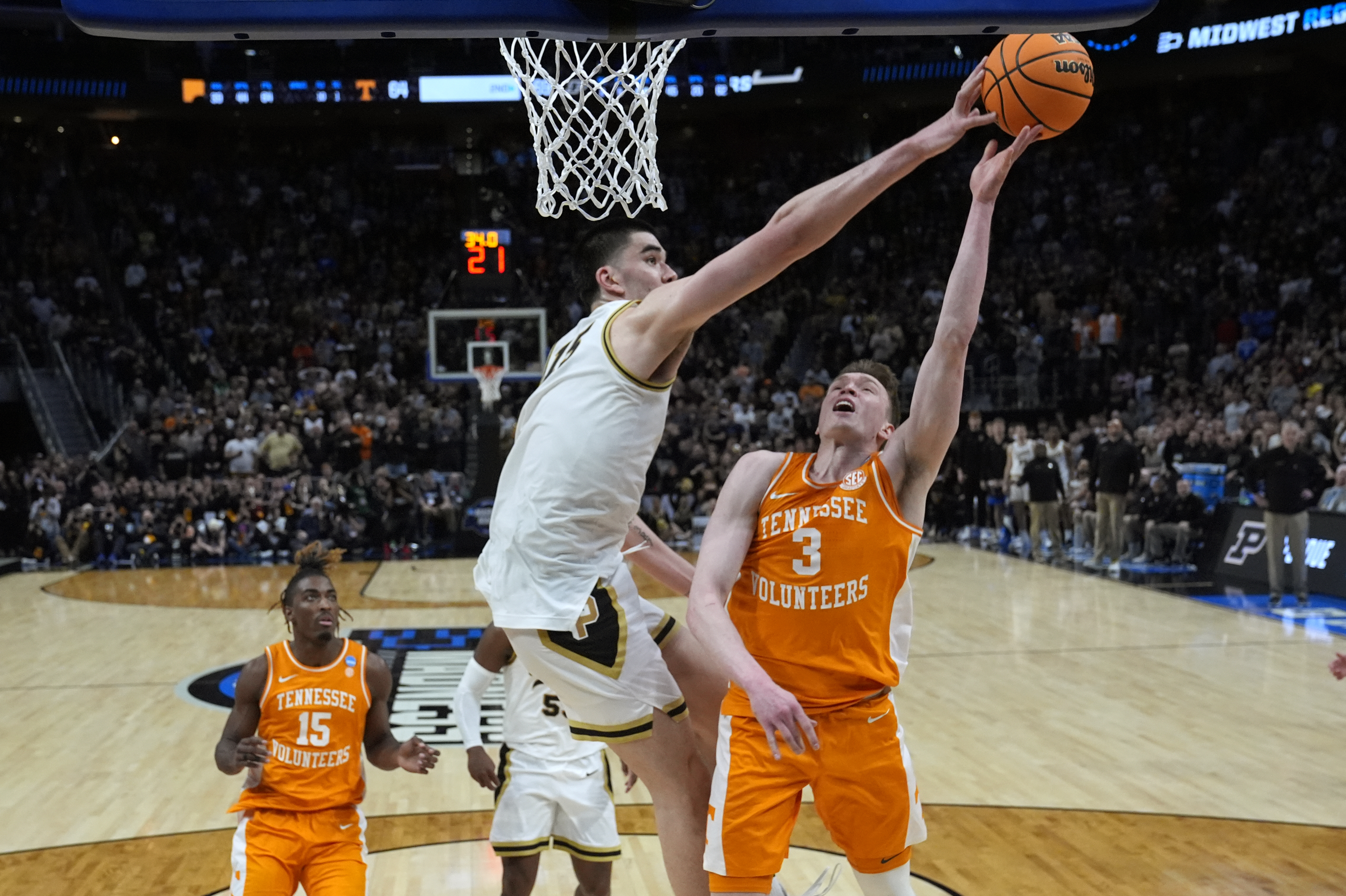 Purdue center Zach Edey (15) blocks a basket attempt by Tennessee guard Dalton Knecht (3) during the second half of an Elite Eight college basketball game in the NCAA Tournament, Sunday, March 31, 2024, in Detroit. 