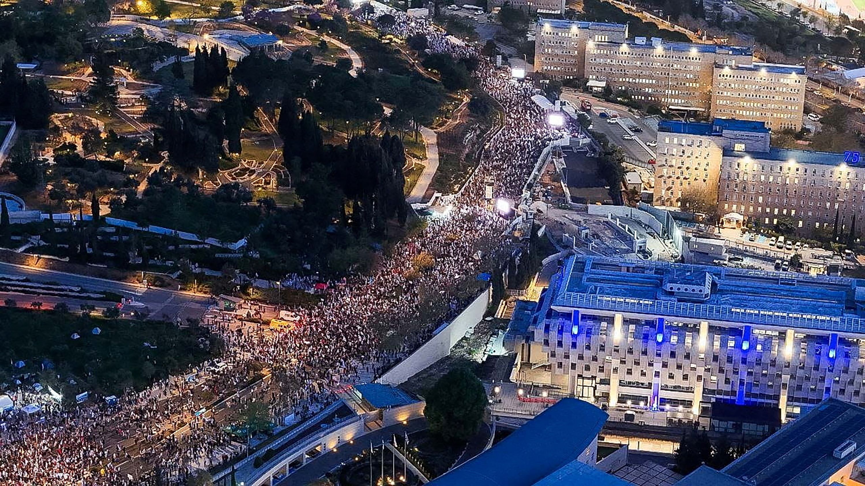 Thousands gathered in Jerusalem on Sunday to call for Israel Prime Minister Benjamin Netanyahu to step down.
