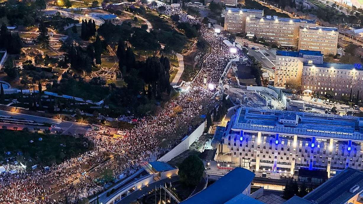 Thousands gathered in Jerusalem on Sunday to call for Israel Prime Minister Benjamin Netanyahu to step down.