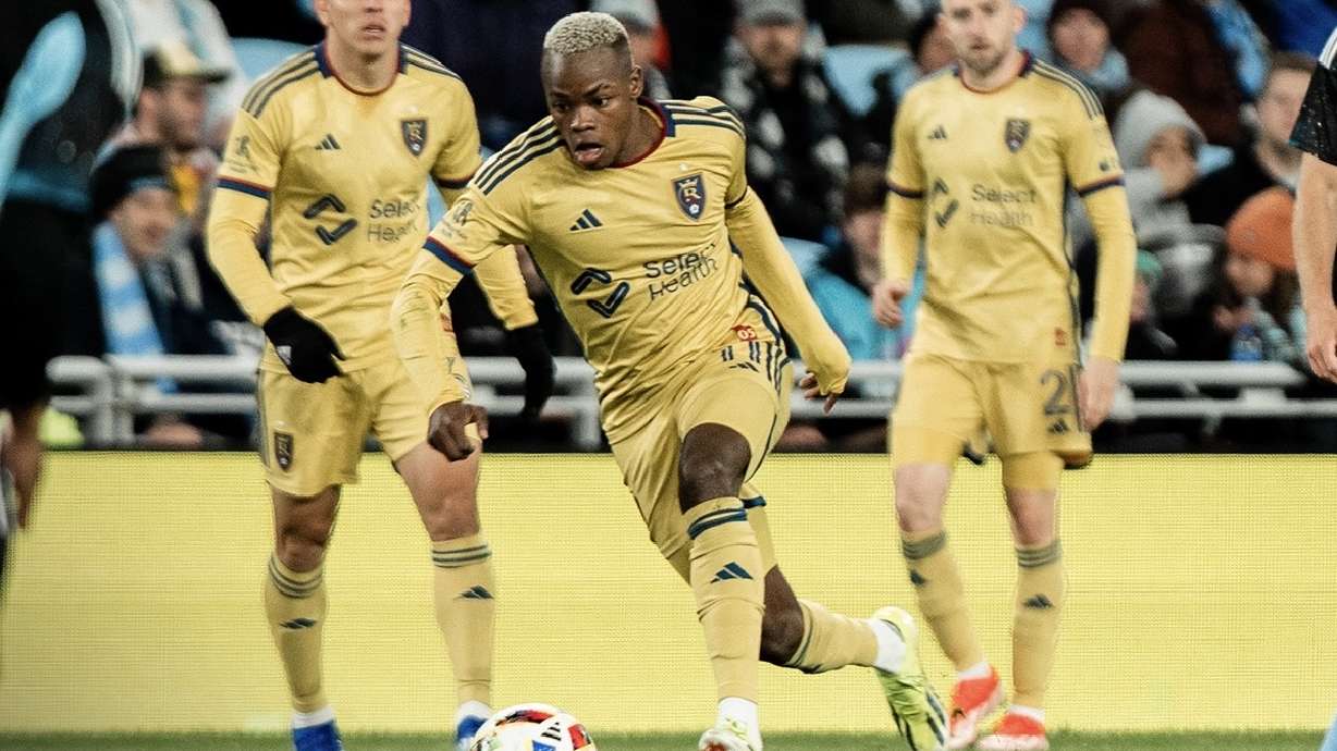 Andres Gomez dribbles the ball against Minnesota United FC.