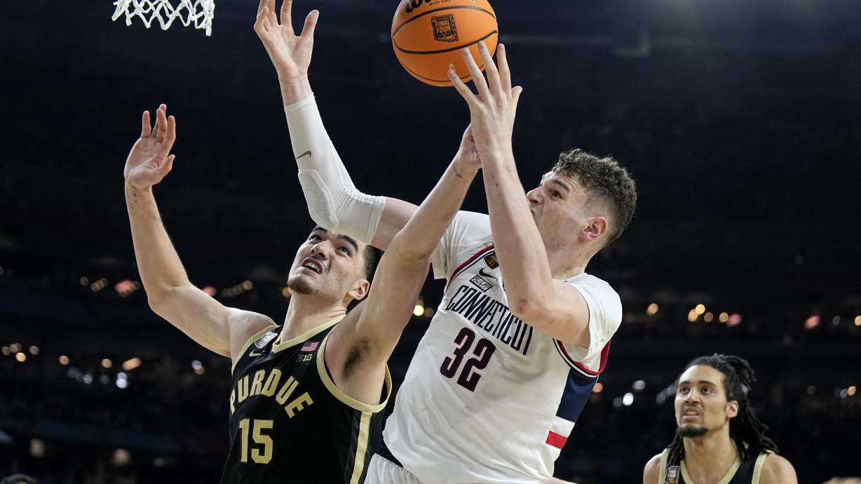 UConn center Donovan Clingan (32) and Purdue center Zach Edey battle for the rebound during the second half of the NCAA college Final Four championship basketball game, Monday, April 8, 2024, in Glendale, Ariz.