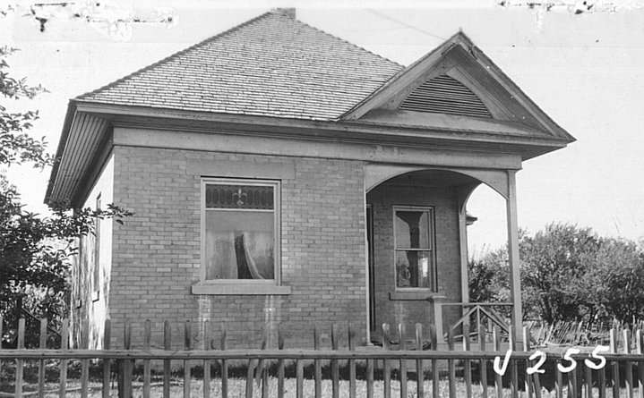 Una propietaria de Spanish Fork que actualmente vive en una casa construida en 1890 encontró un viejo pozo cuando se derrumbó su camino de entrada.