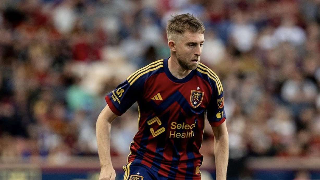 Andrew Brody dribbles the ball against the Columbus Crew.