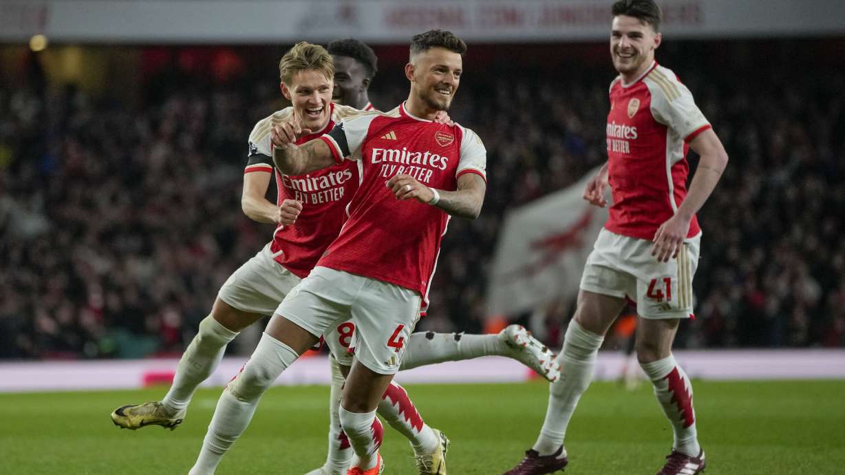 Ben White (primer plano) celebra tras anotar el segundo gol de Arsenal ante Chelsea en el partido de la Liga Premier, el martes 23 de abril de 2024.