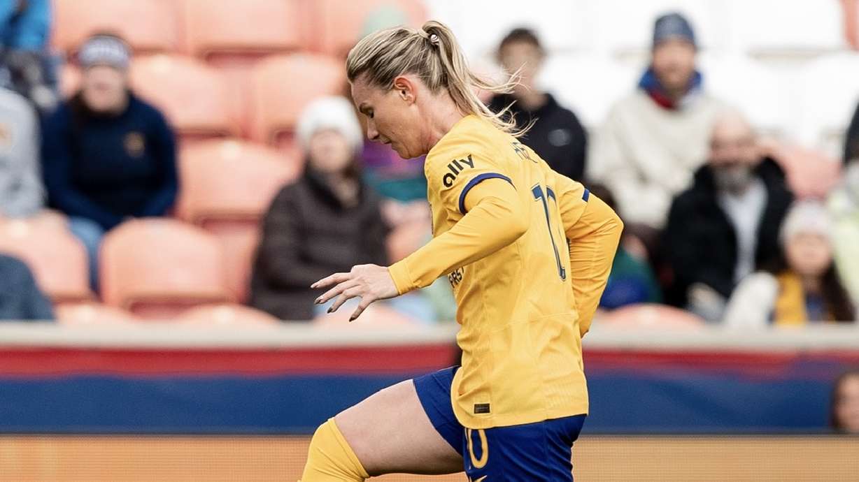 Amandine Henry runs with the ball against Houston.
