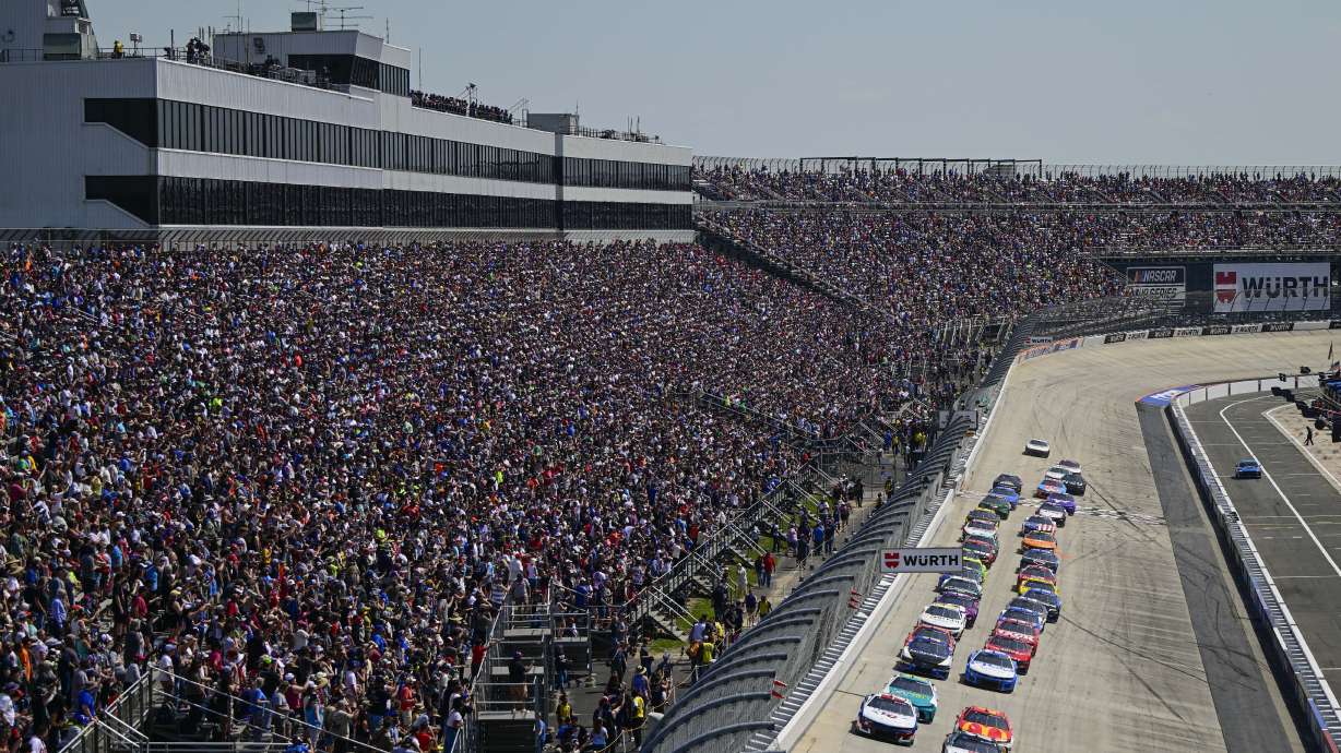 William Byron (24) leads the field into Turn 1 on a restart during a NASCAR Cup Series auto race at Dover Motor Speedway, Sunday, April 28, 2024, in Dover, Del.