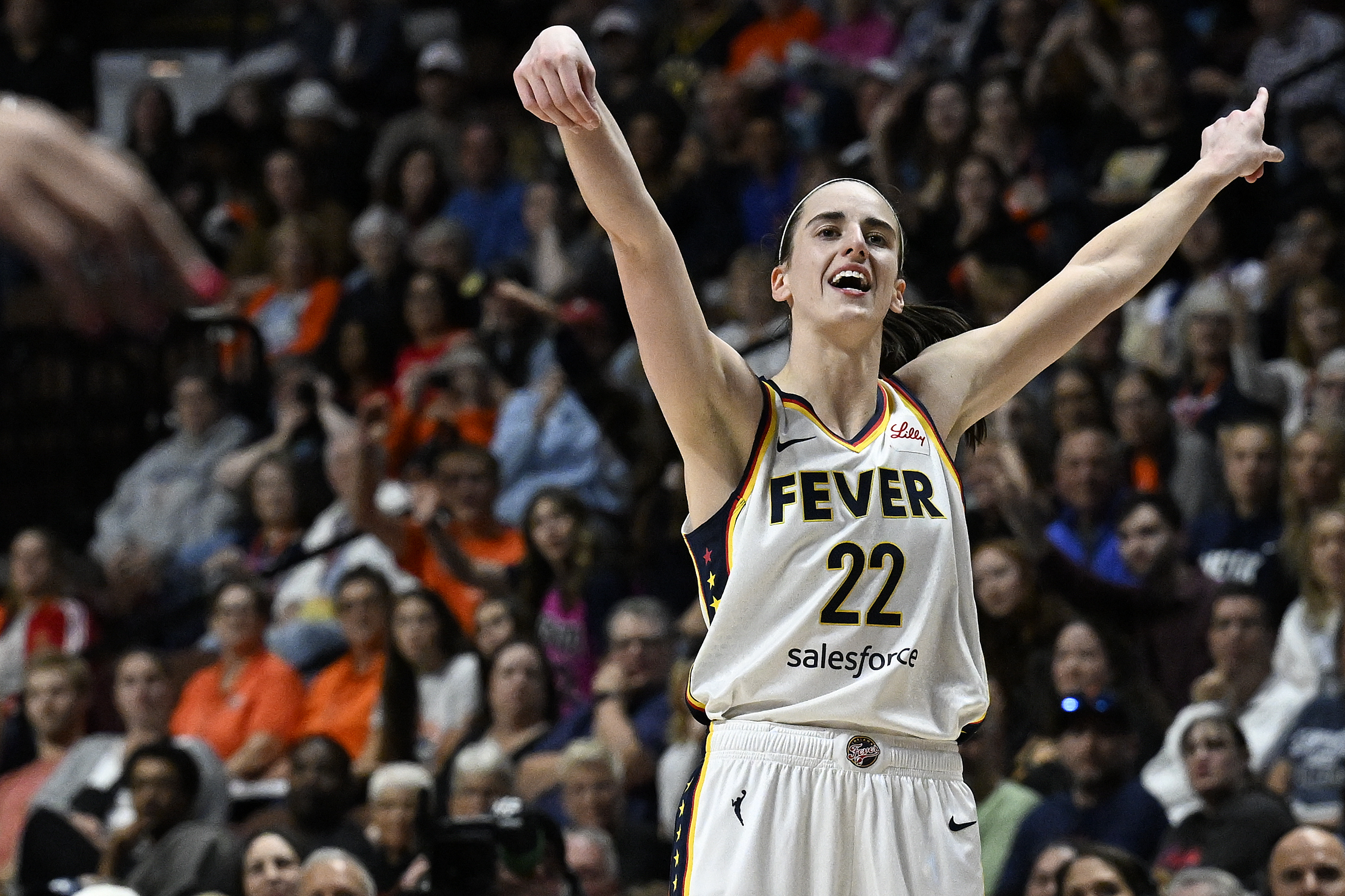 Caitlin Clark, base del Fever de Indiana, festeja tras atinar un triple ante el Sun de Connecticut, el martes 14 de mayo de 2024 