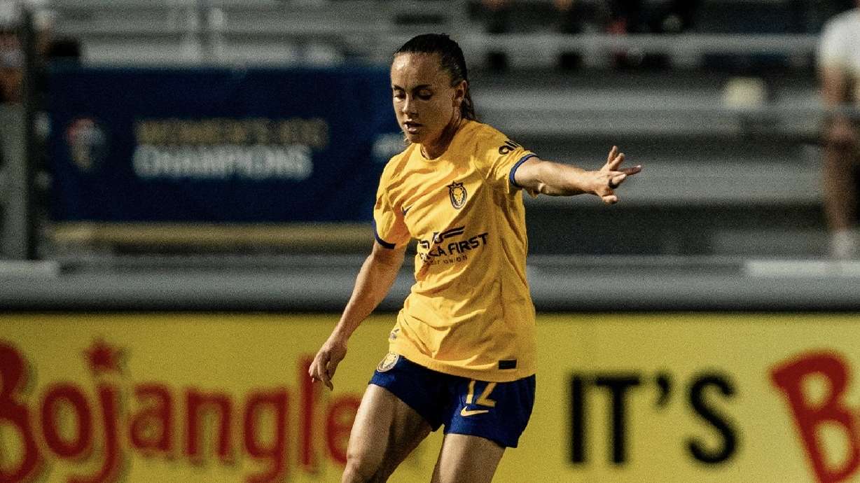 Zoe Burns dribbles against the North Carolina Courage.