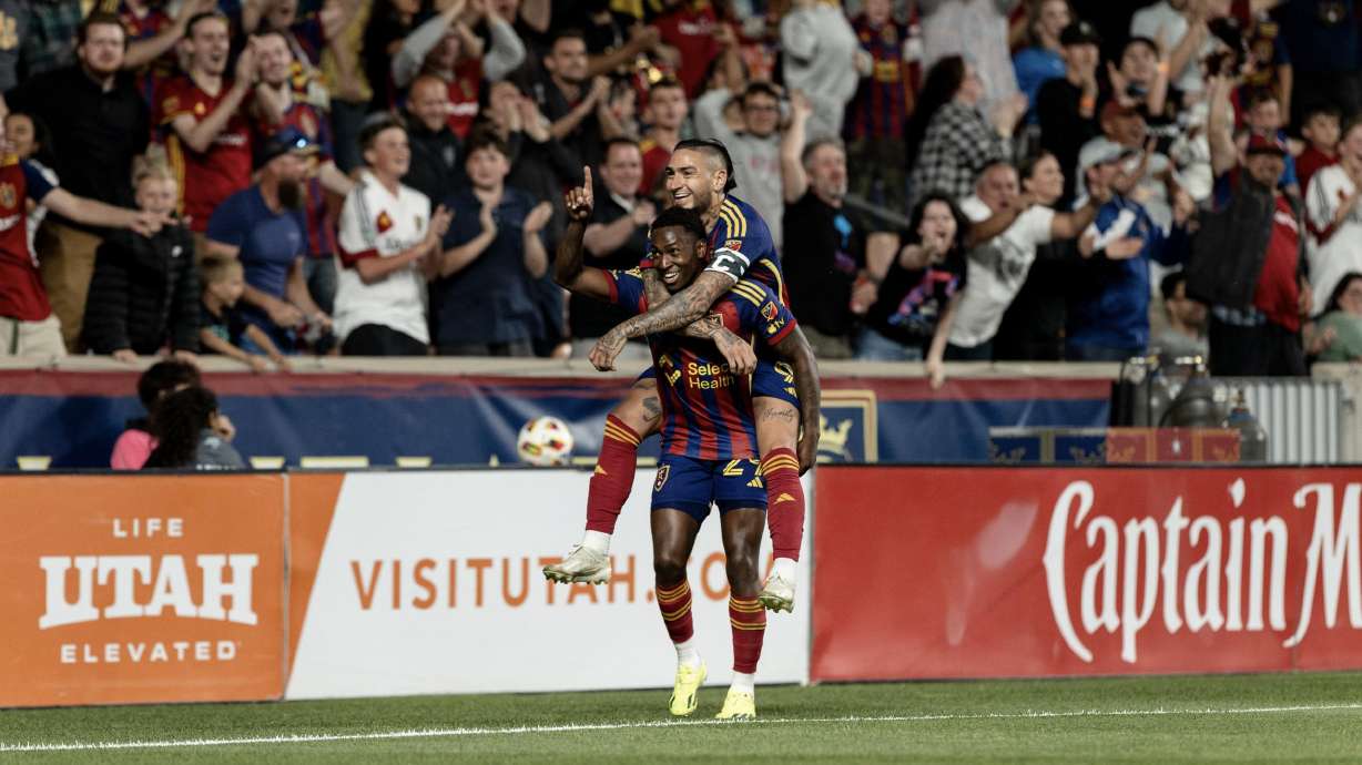 Chicho Arango celebrates a goal on the back of Anderson Julio.