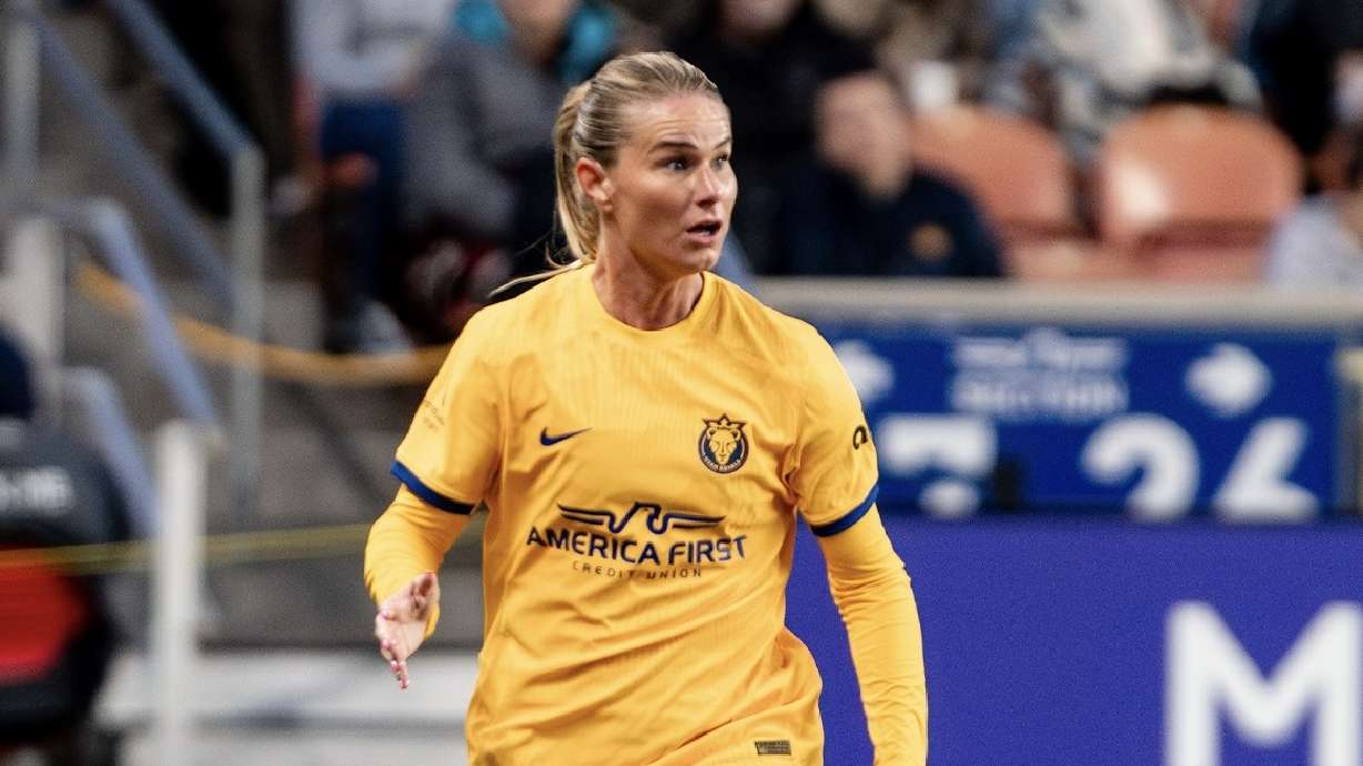 Amandine Henry looks on against the Kansas City Current.