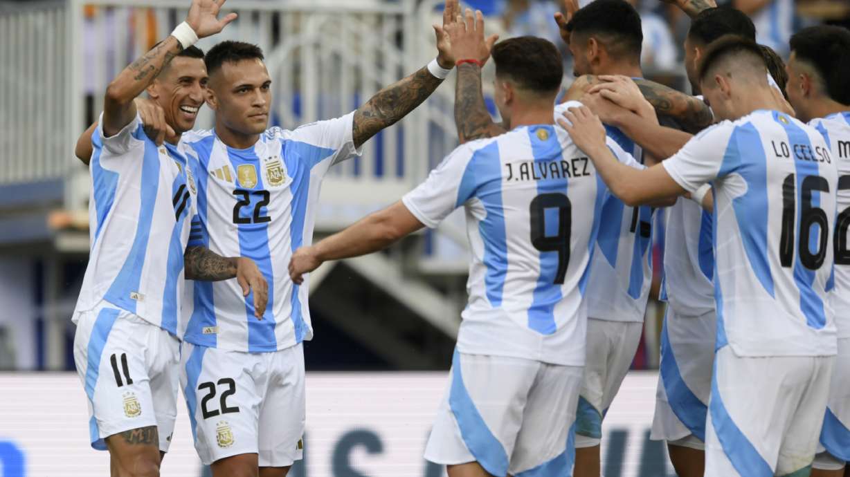 CORRECTS TO ÁNGEL DI MARÍA NOT ANGEL CORREA - Argentina's Ángel Di María (11) celebrates with teammates after scoring during the first half of an international friendly soccer match against Ecuador, Sunday, June 9, 2024, in Chicago.