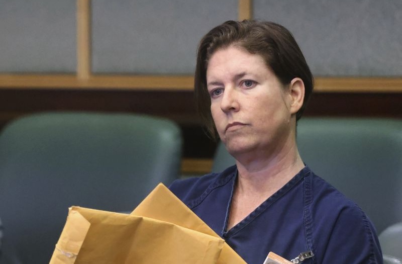 Defendant Sarah Boone holds envelopes during a pretrial hearing in Orlando, Fla., Friday.  Boone was arrested after detectives said her boyfriend died when he climbed into a suitcase as a joke and she zipped him inside. 