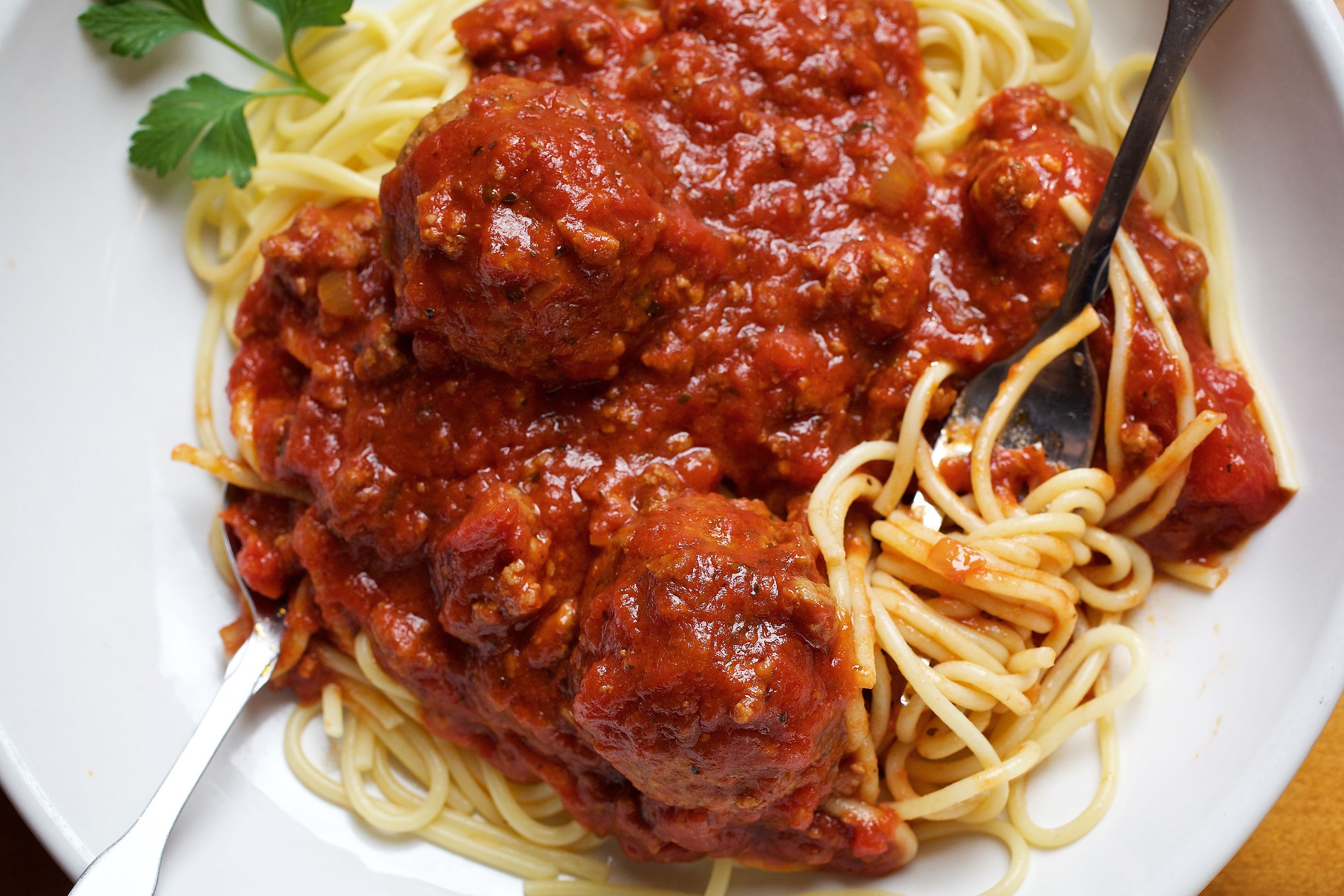 Rick Cardenas, CEO of Olive Garden’s parent company Darden Restaurants, says the chain won't be giving discounts on par with its competitors.