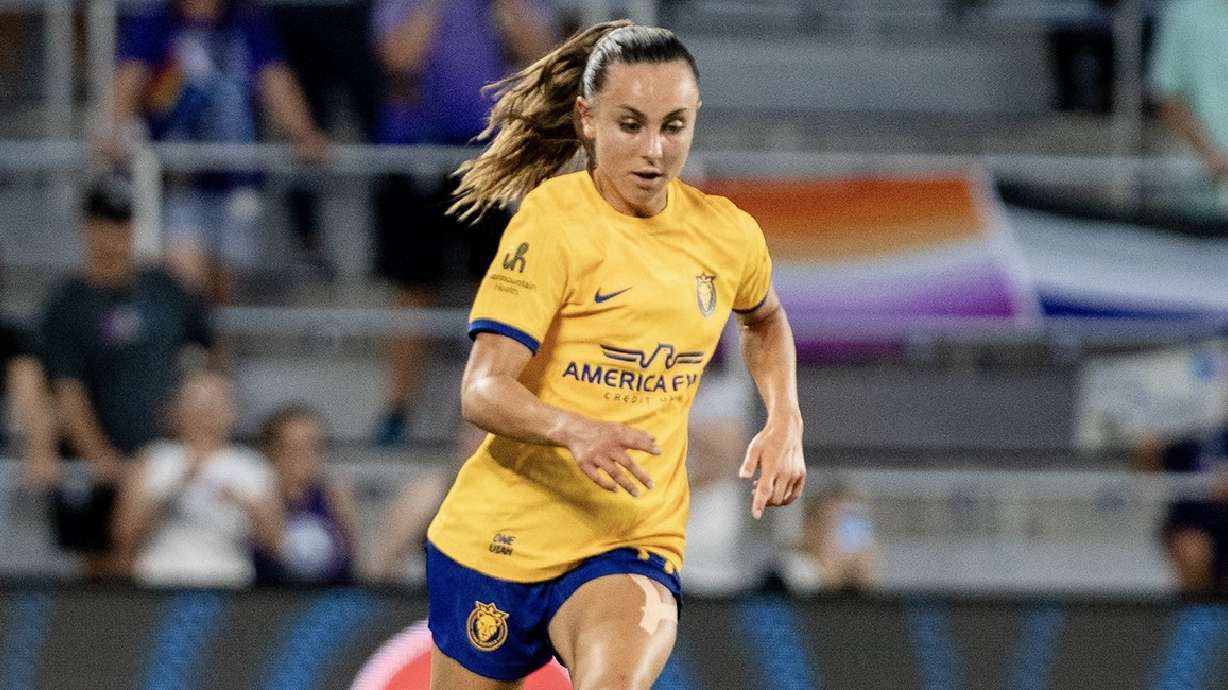 Zoe Burns dribbles the ball against the Orlando Pride.