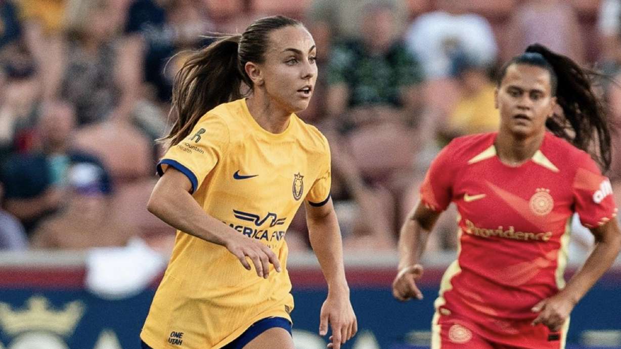 Zoe Burns dribbles the ball against the Portland Thorns.
