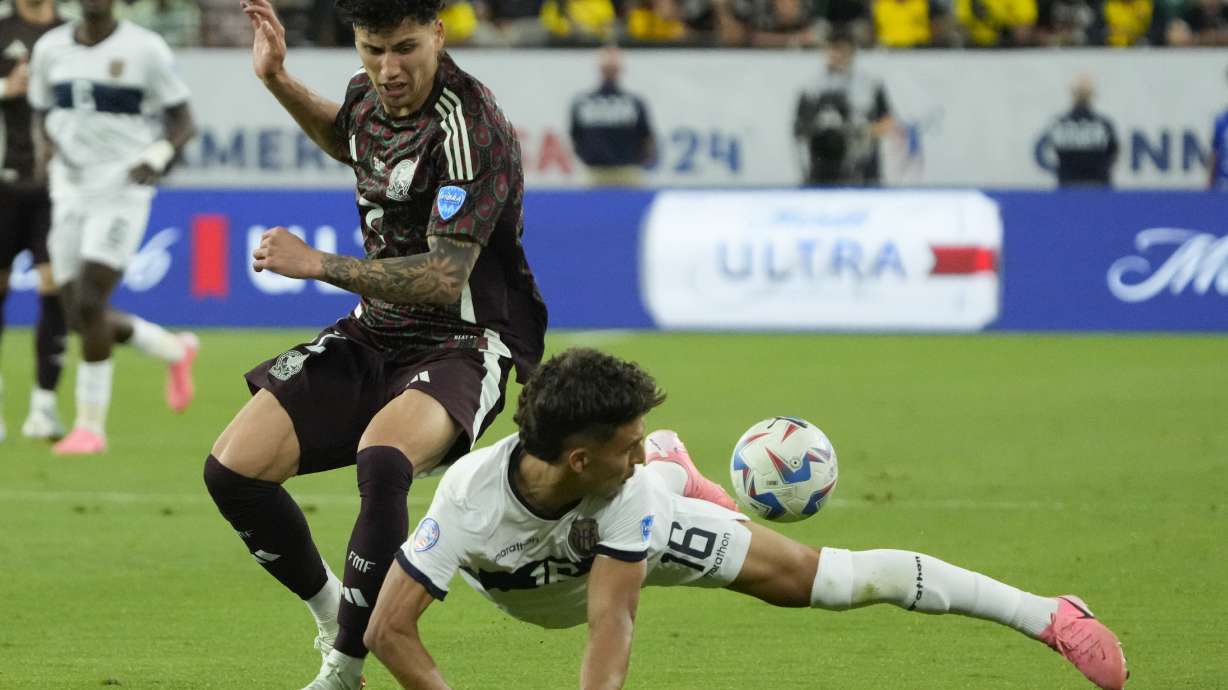 Mexico's Jorge Sanchez, left, and Ecuador's Jeremy Sarmiento fight for the ball during a Copa America Group B soccer match in Glendale, Ariz., Sunday, June 30, 2024.