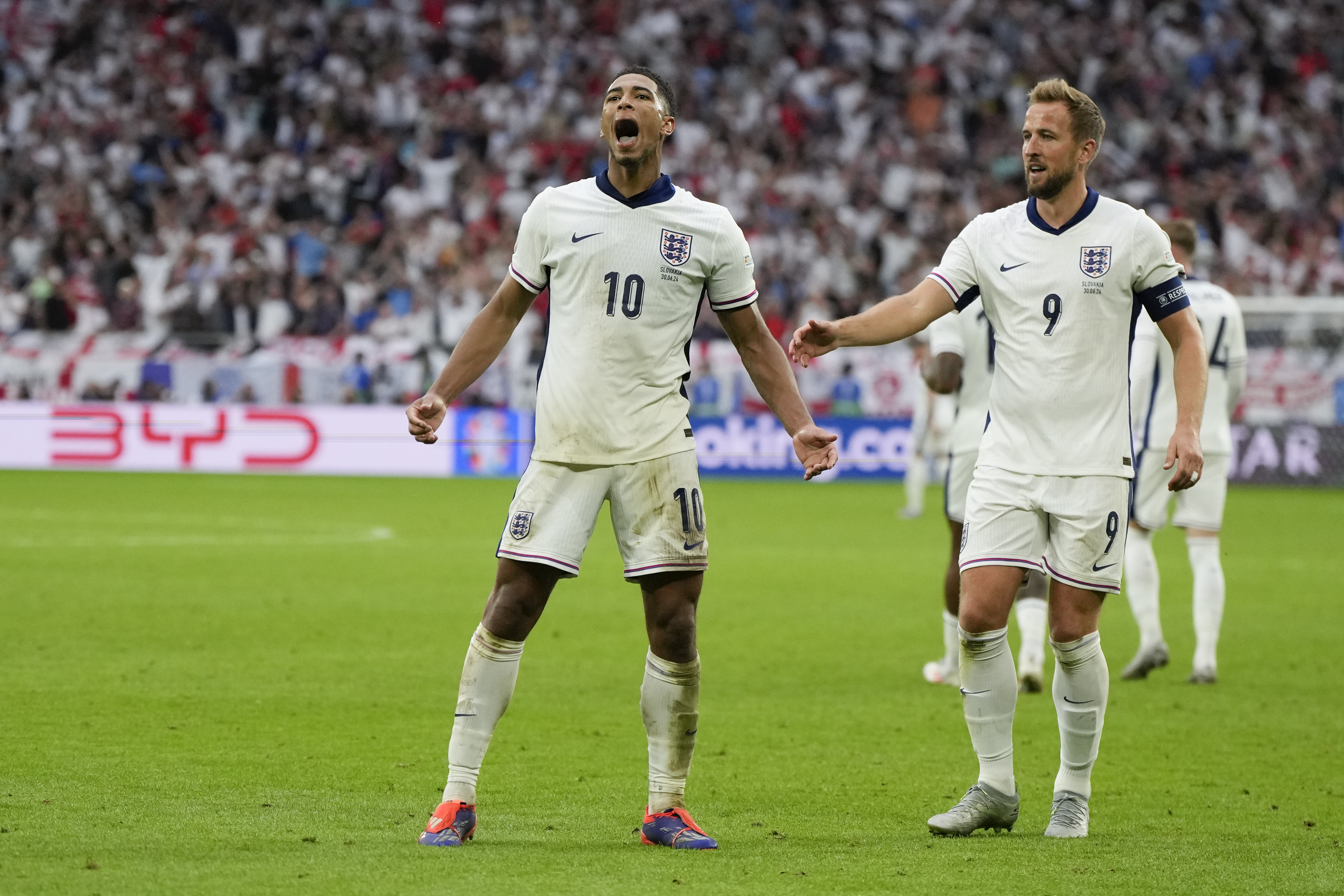 England's Jude Bellingham (10) celebrates with Harry Kane after scoring during a round of sixteen match between England and Slovakia at the Euro 2024 soccer tournament in Gelsenkirchen, Germany, Sunday, June 30, 2024. 