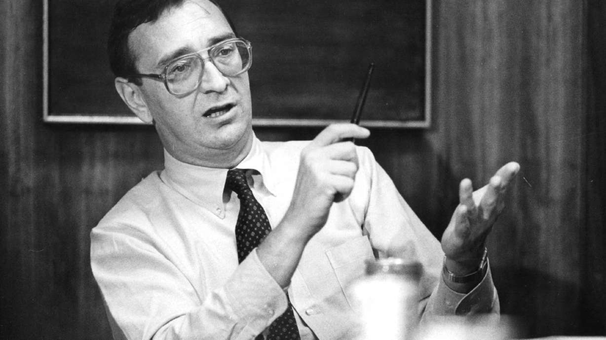 FILE - Associated Press Sports Editor Darrell Christian addresses a writing seminar for the AP's Nashville staff in September 1980, in Nashville, Tenn. Christian, a former managing editor and sports editor of the AP known for a demanding demeanor and insistence on excellence during more than four decades with the news agency, died Monday, July 1, 2024. He was 75.