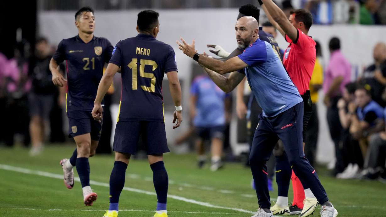 Ecuador's coach Felix Sanchez, right, talks to his player Angel Mena during a Copa America quarterfinal soccer match against Argentina in Houston, Thursday, July 4, 2024.